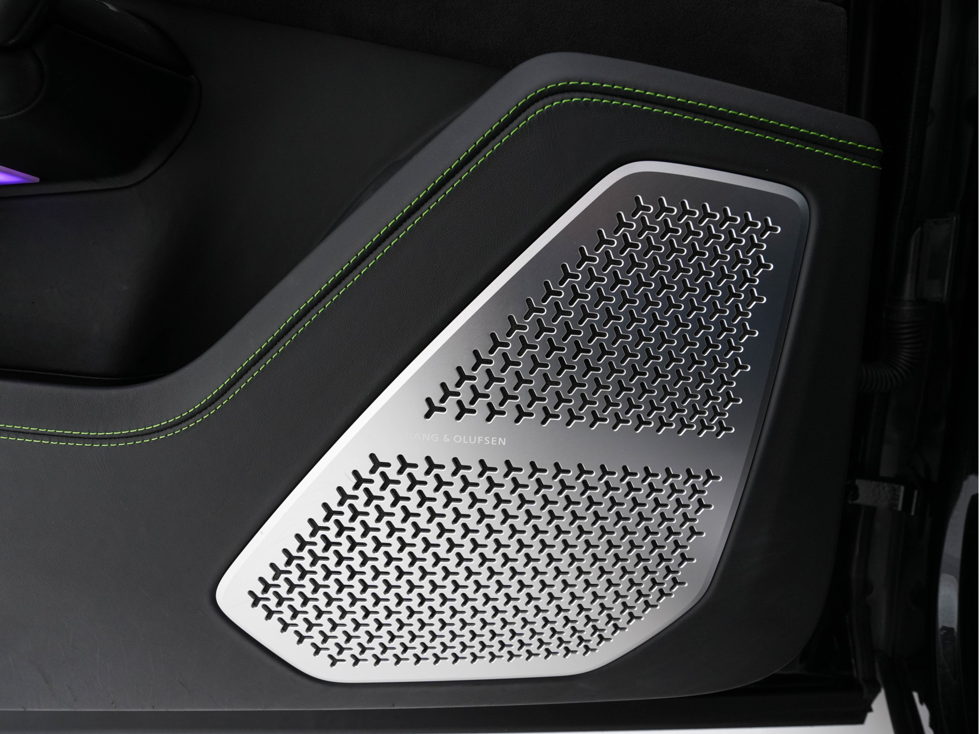 Lamborghini Urus 4.0 V8 Pearl Capsule (INCL-BTW) *CERAMIC-BRAKES | PANO | HEAD-UP | SOFT-CLOSE | LEATHER-ALCANTARA | FULL-LED | NIGHT-VISION | BANG&OLUFSEN | MEMORY-PACK | HEATED-SPORTSEATS | TOP-VIEW | ADAPTIVE-CRUISE | ...