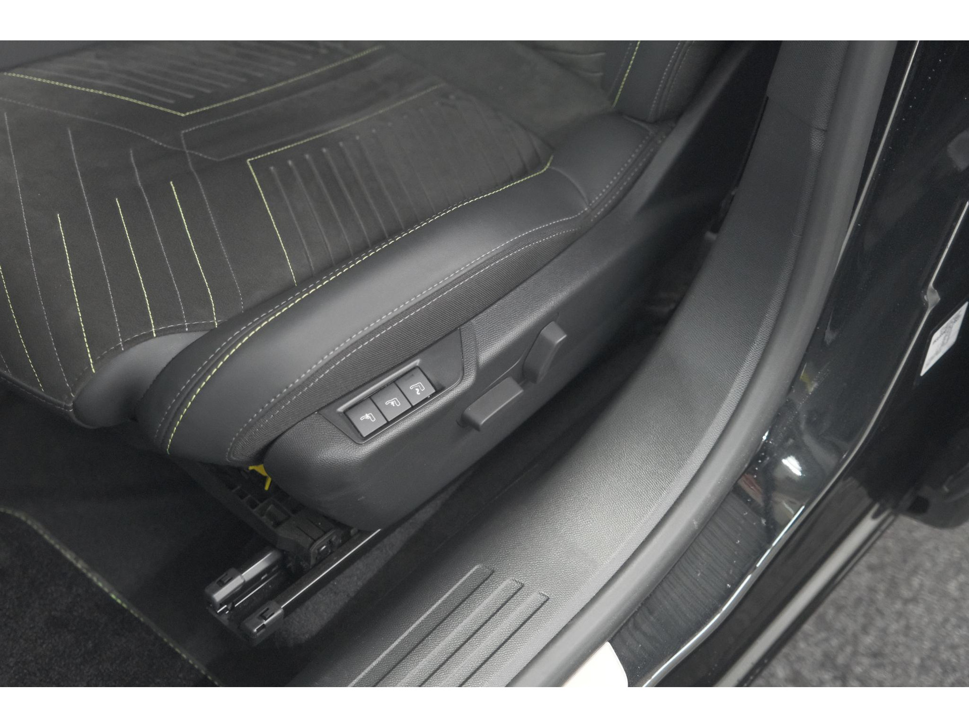 Peugeot 2008 PureTech 130 EAT8 GT | 360 Camera | Adaptieve Cruise Control | Stoelmassage | Apple Carplay