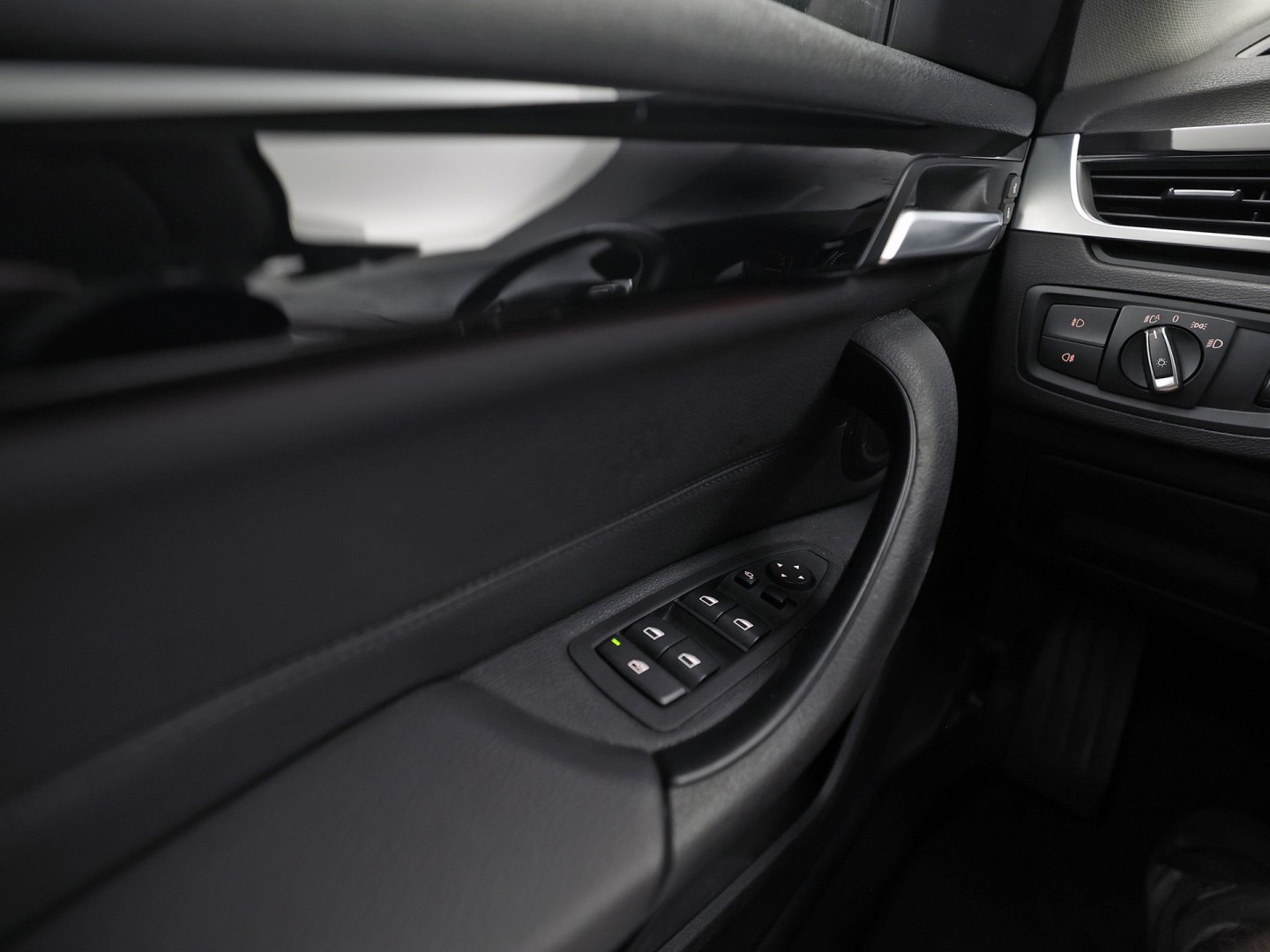 BMW X1 sDrive18i Sport High Executive 140Pk Automaat (PANORAMADAK, GROOT NAVI, MEMORY SEAT, LEDER, CAMERA, SPORTSTOELEN, TREKHAAK, STOELVERWARMING, NIEUWSTAAT)