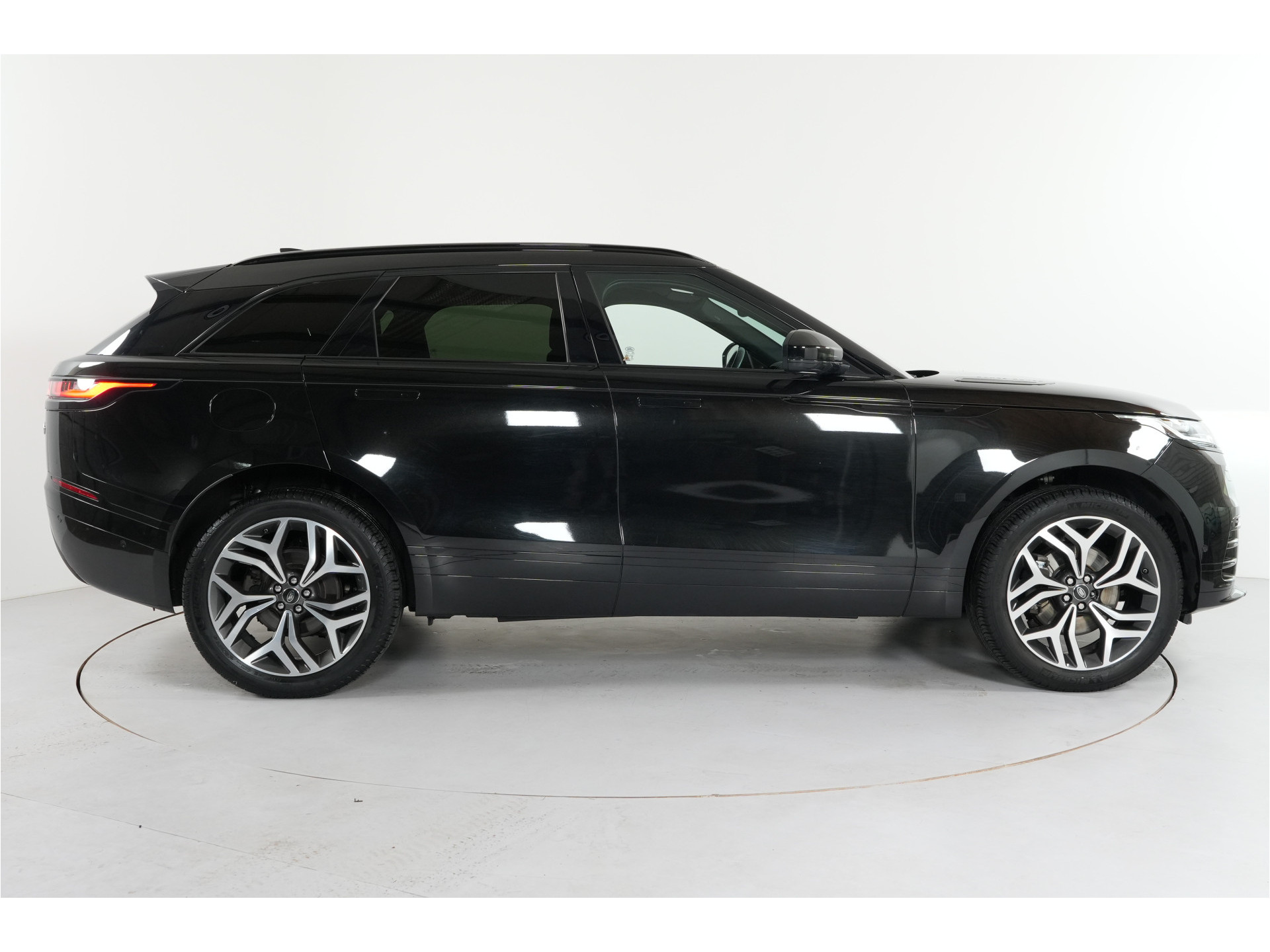 Land Rover Range Rover Velar 2.0 I4 Turbo 300 pk AWD R-Dynamic SE | Pano | Trekhaak | El. Stl. verst. | Massage | Leder | Inparkeer |e | Stl. verw. |