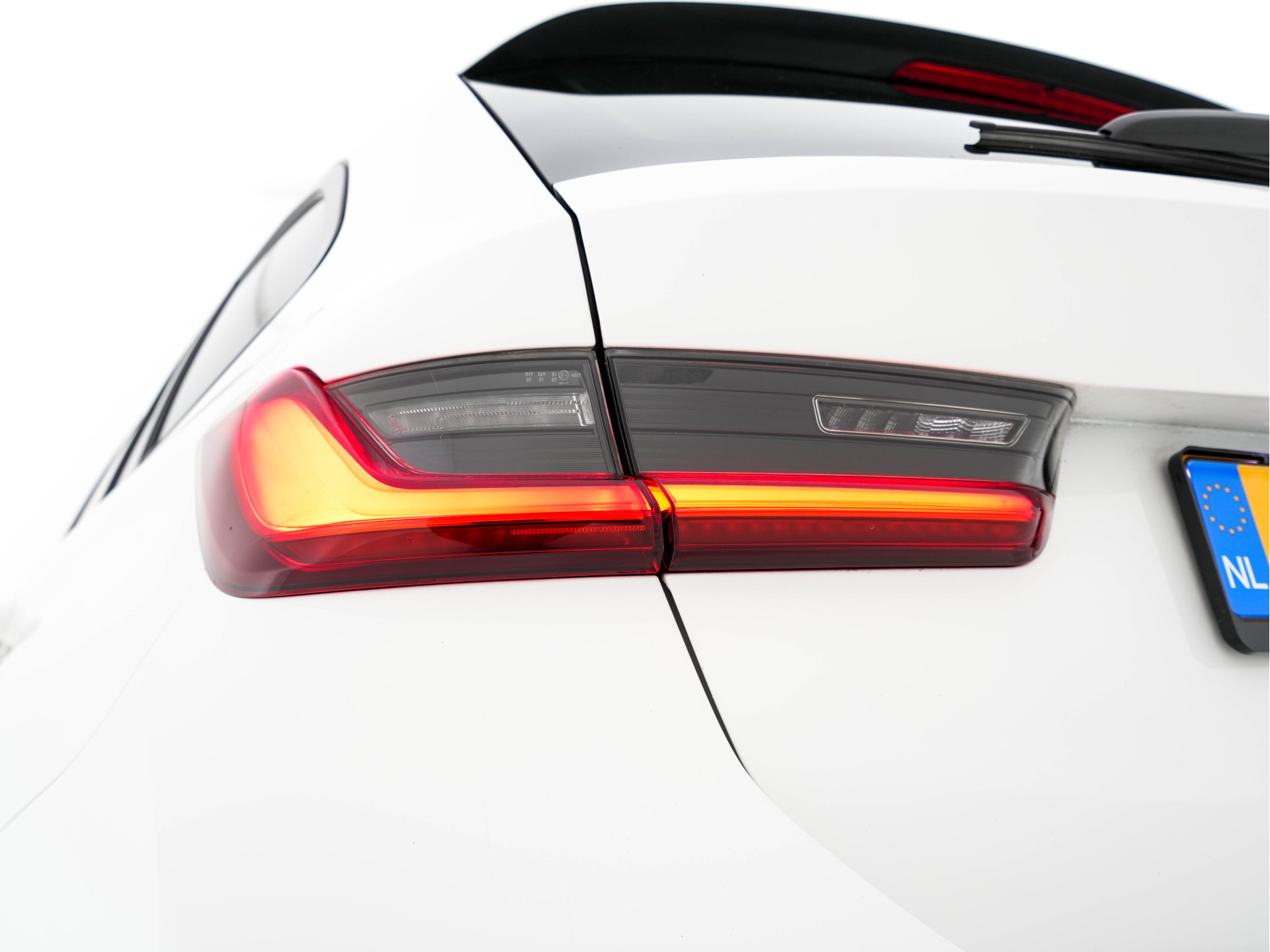 BMW 3-serie Touring 330e Plug-In (INCL-BTW) *LUXURY-LEATHER | NAVI-FULLMAP |  DIGI-COCKPIT | FULL-LED | DAB | ECC | PDC | ADAPTIVE-CRUISE | HEATED-SPORSEATS | KEYLESS | PRIVACY-GLASS | KEYLESS | CARPLAY | TOWBAR | 17"ALU*