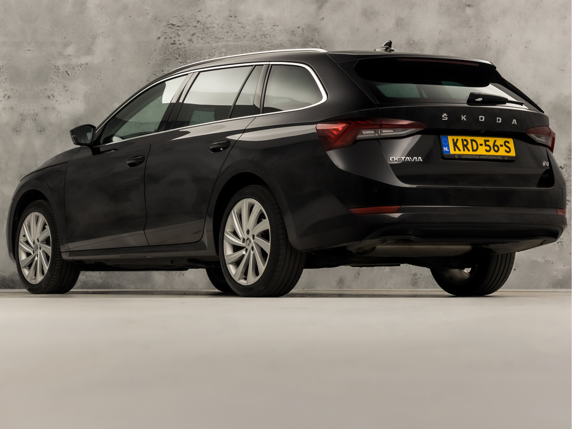 ŠKODA Octavia Combi 1.4 TSI iV PHEV Sport 218Pk Automaat (VIRTUAL COCKPIT, APPLE CARPLAY, GROOT NAVI, CAMERA, STOELVERWARMING, SPORTSTOELEN, GETINT GLAS, CRUISE, NIEUWE APK, NIEUWSTAAT)
