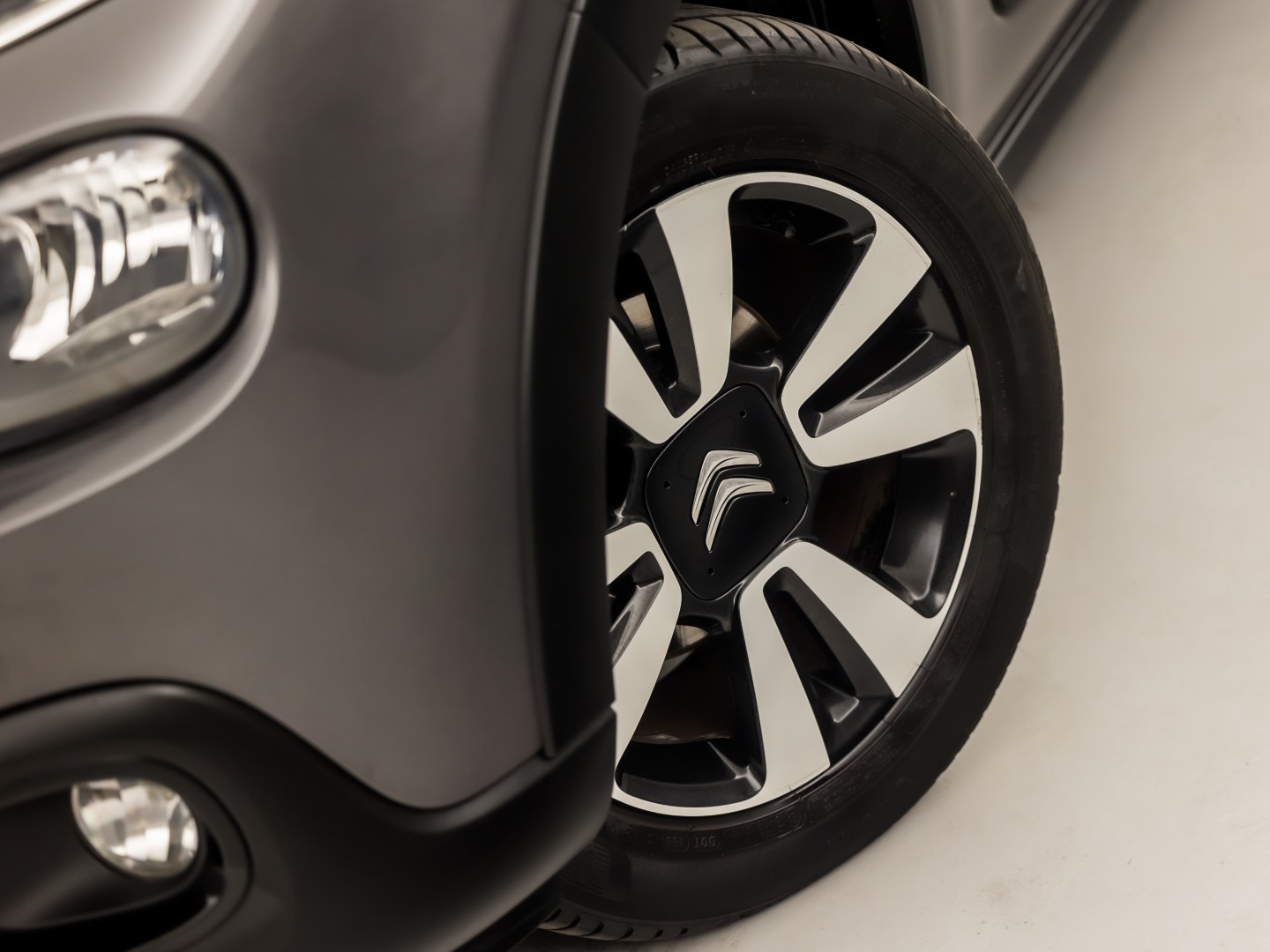 Citroën C3 1.2 PureTech S&S Sport Automaat (APPLE CARPLAY, GROOT NAVI, CAMERA, SPORTSTOELEN, PARKEERSENSOREN, LM VELGEN, CRUISE, NIEUWSTAAT)