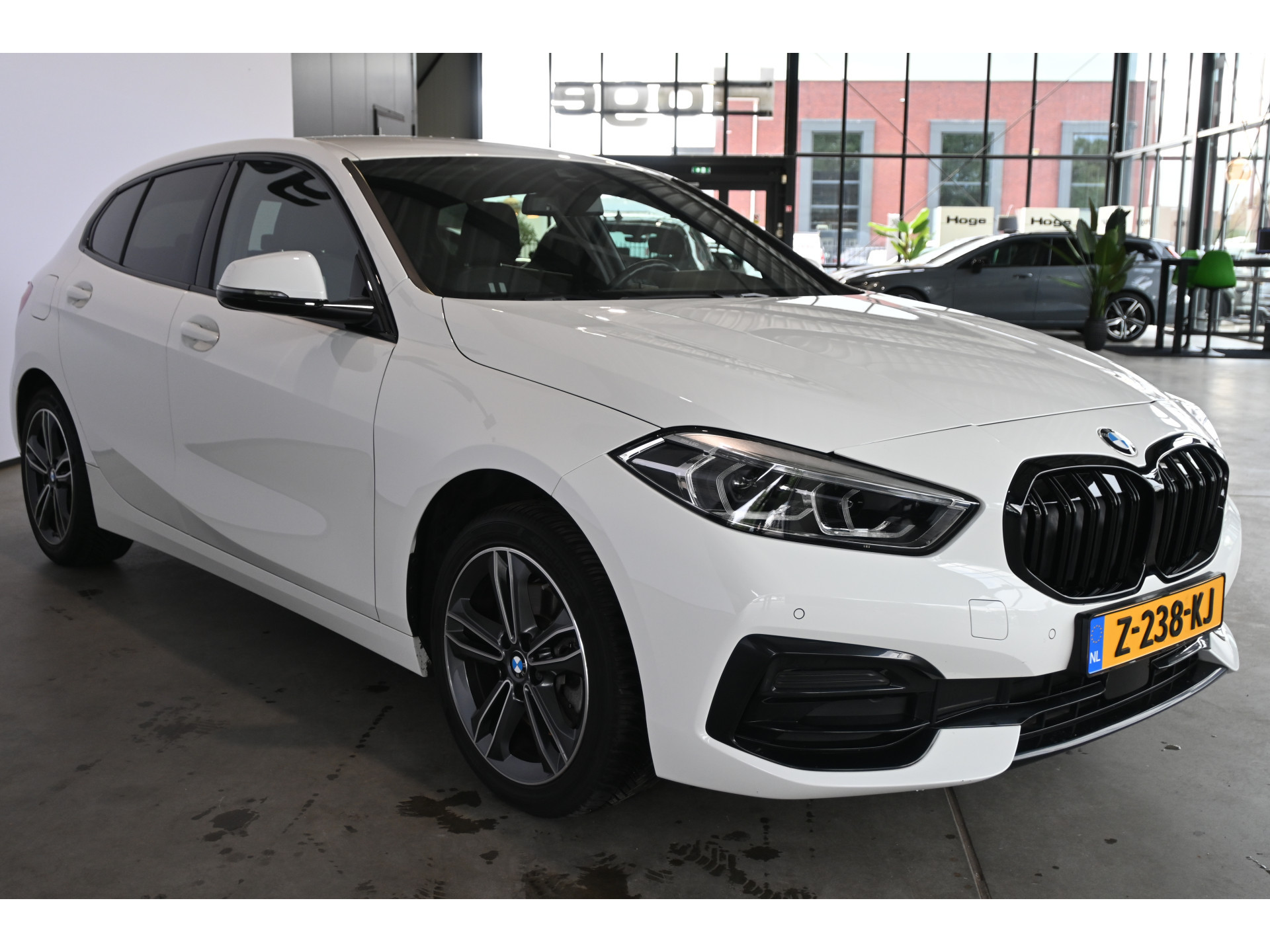 BMW 1-serie 118i High Executive Automaat Clima Virtual Cockpit LED Stoelverwarming CarPlay 100% Onderhouden! Inruil mogelijk!