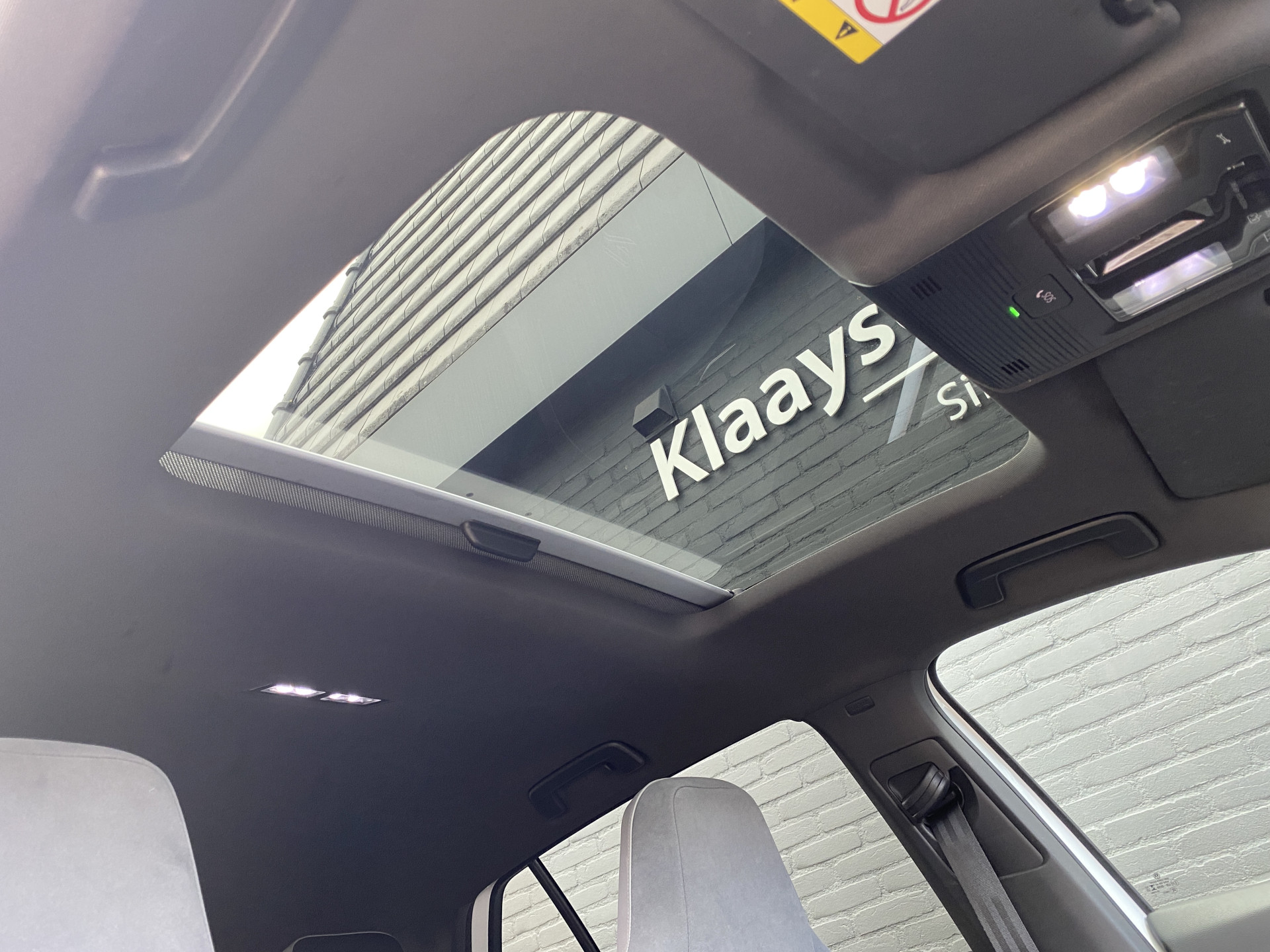 Volkswagen Golf 1.5 eTSI R-Line AUT. | dealer onderh. | panoramadak | stoel-/stuurverw. | keyless | trekhaak | carplay