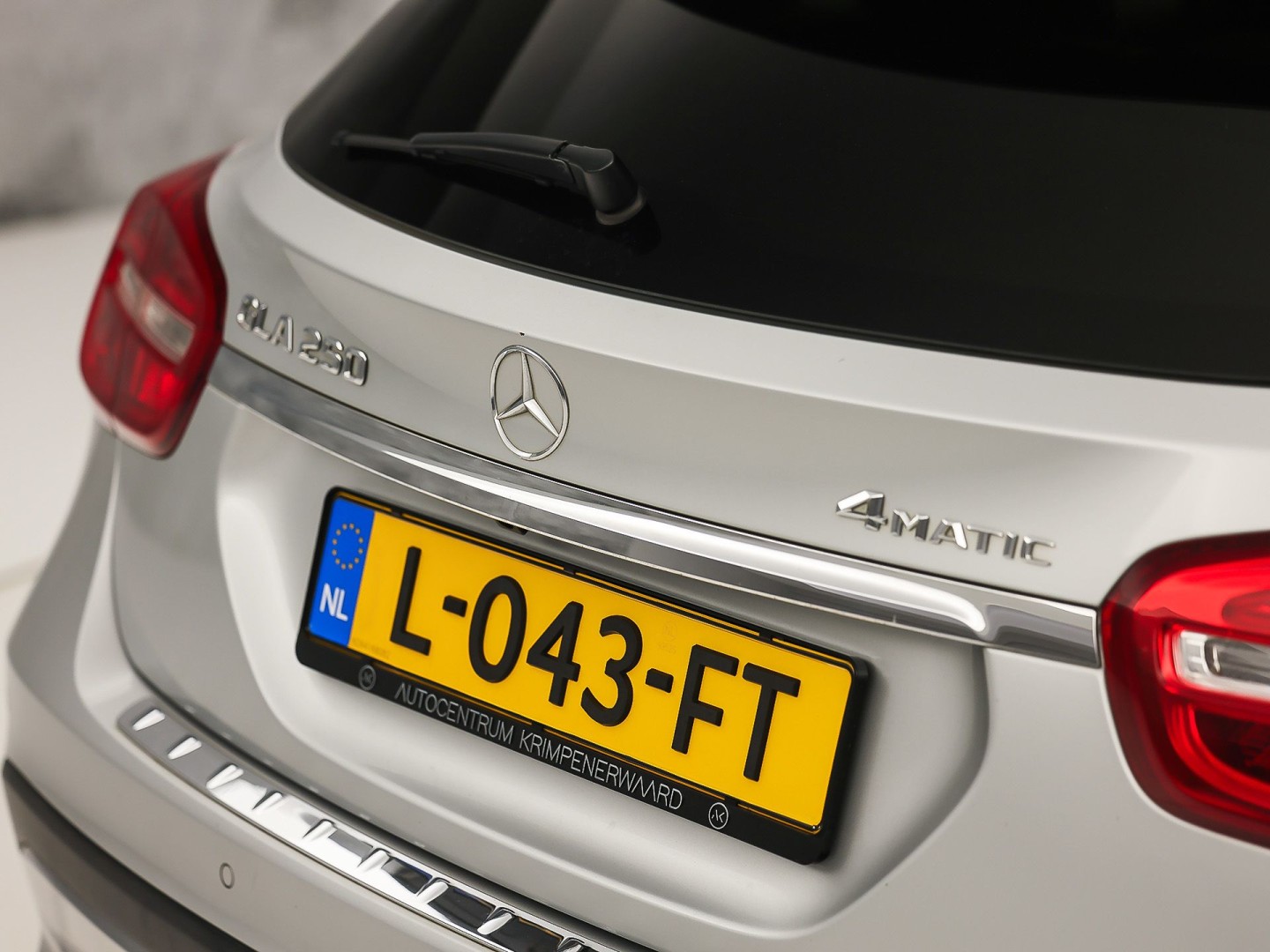 Mercedes-Benz GLA 250 250 4Matic AMG Edition 1 Sport Automaat (PANORAMADAK, CLIMATE, SPOILER, RODE GORDELS, SPORTSTOELEN, STOELVERWARMING, GETINT GLAS, NIEUWSTAAT)