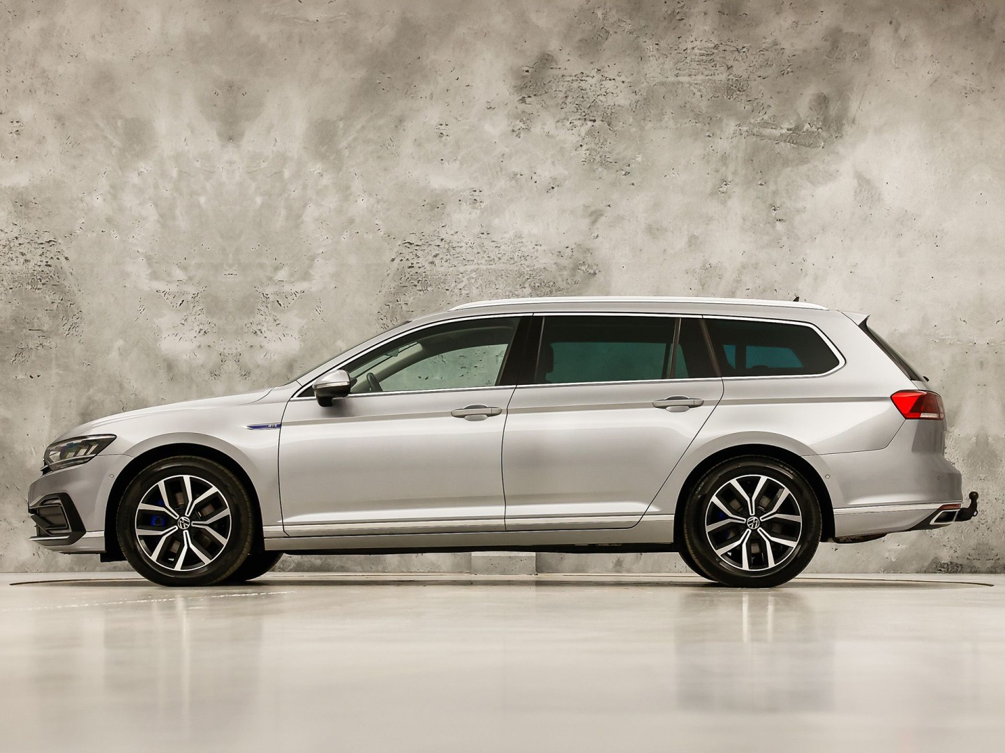 Volkswagen Passat Variant 1.4 TSI PHEV GTE 218Pk Automaat (APPLE CARPLAY, SOH 88,9%, GROOT NAVI, CAMERA, TREKHAAK, KEYLESS, SPORTSTOELEN, STOELVERWARMING, GETINT GLAS, NIEUWSTAAT)