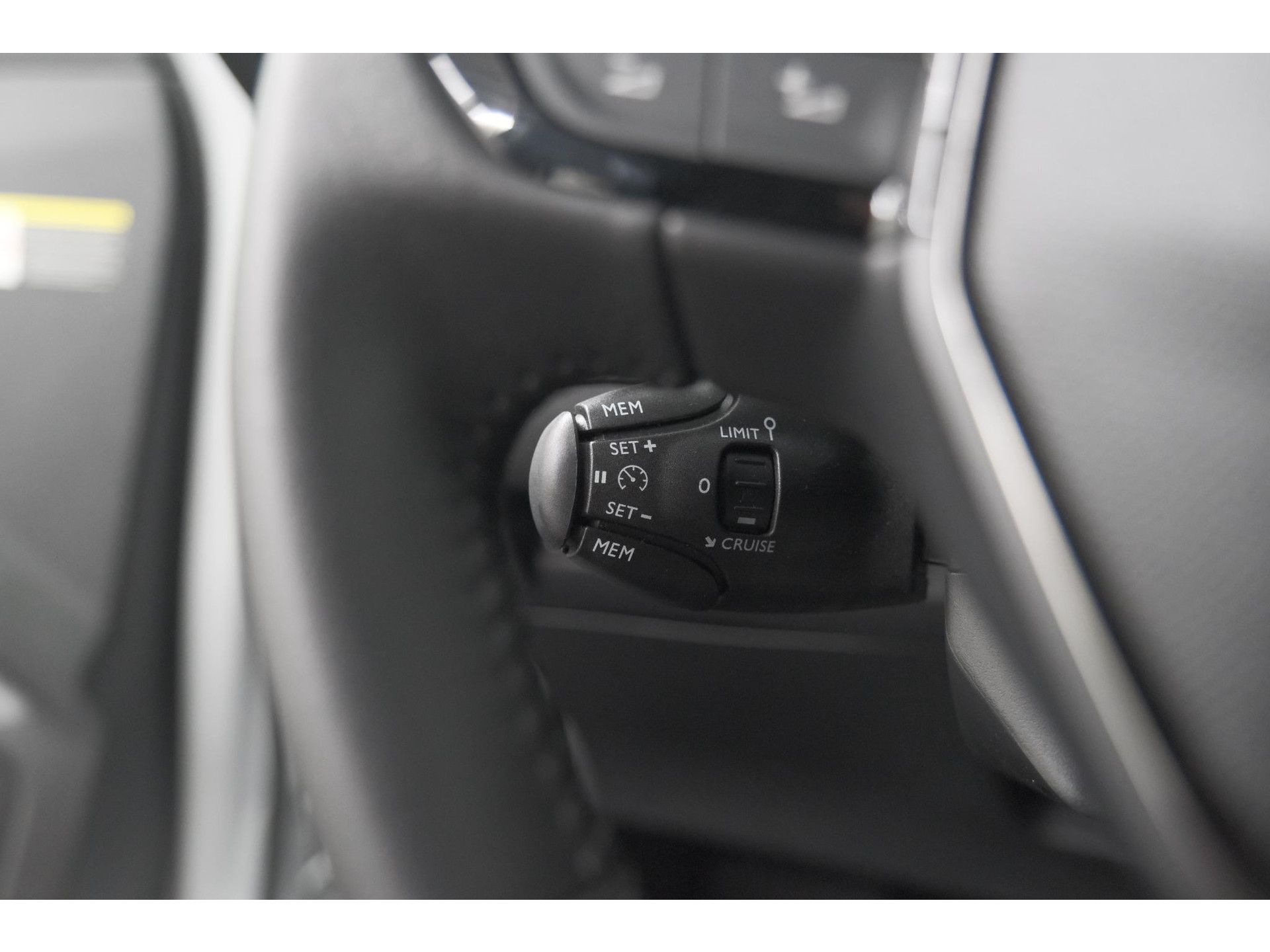 Peugeot 2008 PureTech 130 EAT8 Allure | 360 Camera | Dodehoekdetectie | Apple Carplay | Navigatie