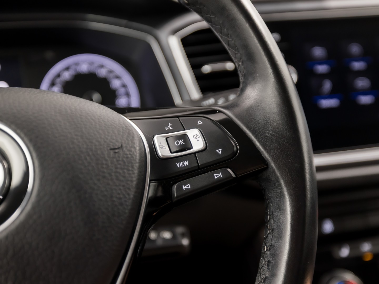 Volkswagen T-Roc 1.0 TSI Sport (APPLE CARPLAY, GROOT NAVI, STOELVERWARMING, GETINT GLAS, SPORTSTOELEN, ADAPTIVE CRUISE, PARKEERSENSOREN, NIEUWSTAAT)