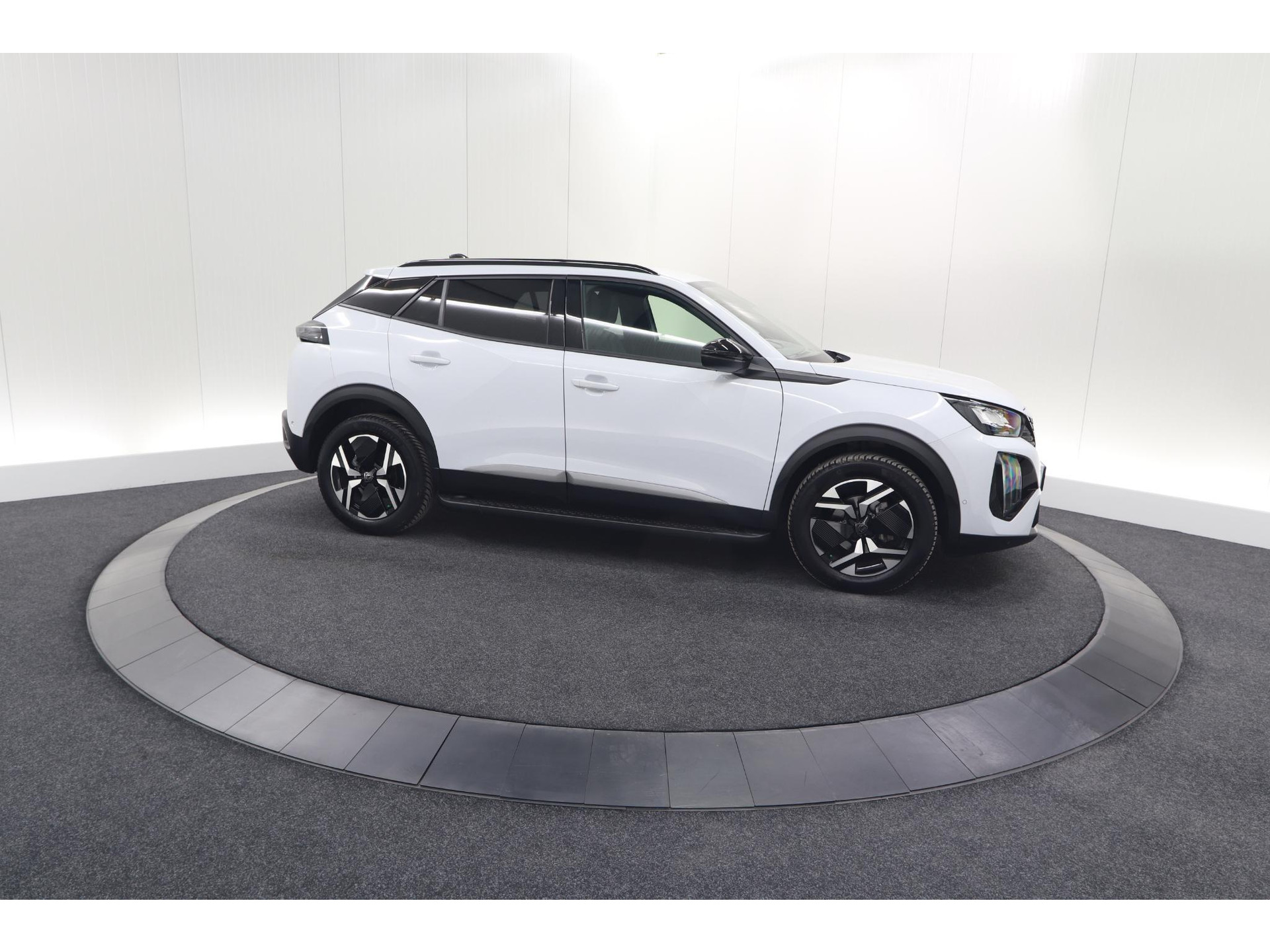 Peugeot 2008 PureTech 130 EAT8 Allure | Allseason banden | 360 Camera | Dodehoekdetectie | Apple Carplay | Stoelverwarming