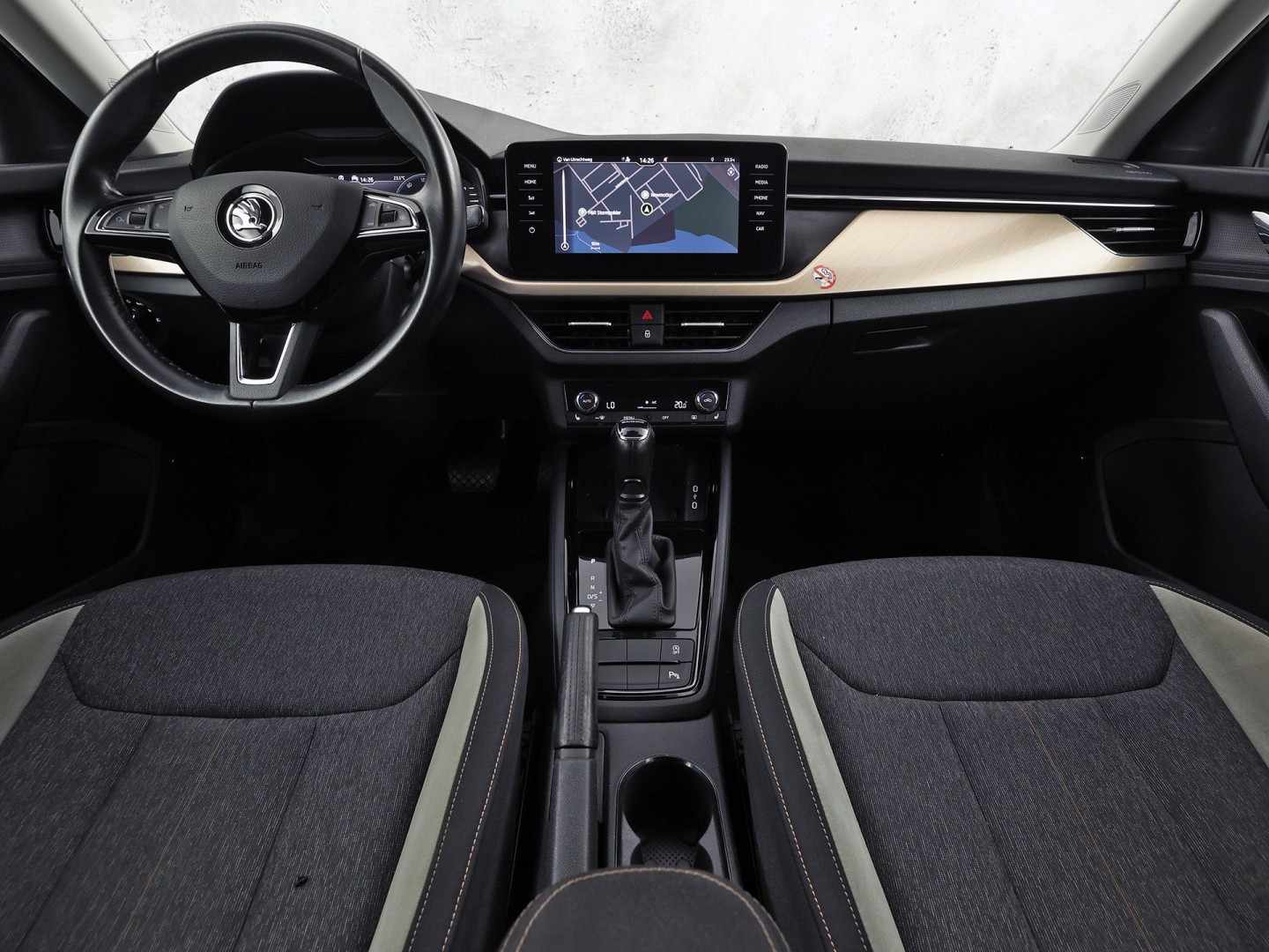 Škoda Scala 1.0 TSI Sport Automaat (GROOT NAVI, VIRTUAL COCKPIT, CLIMATE, APPLE CARPLAY, STOELVERWARMING, NIEUWE APK, NIEUWSTAAT)