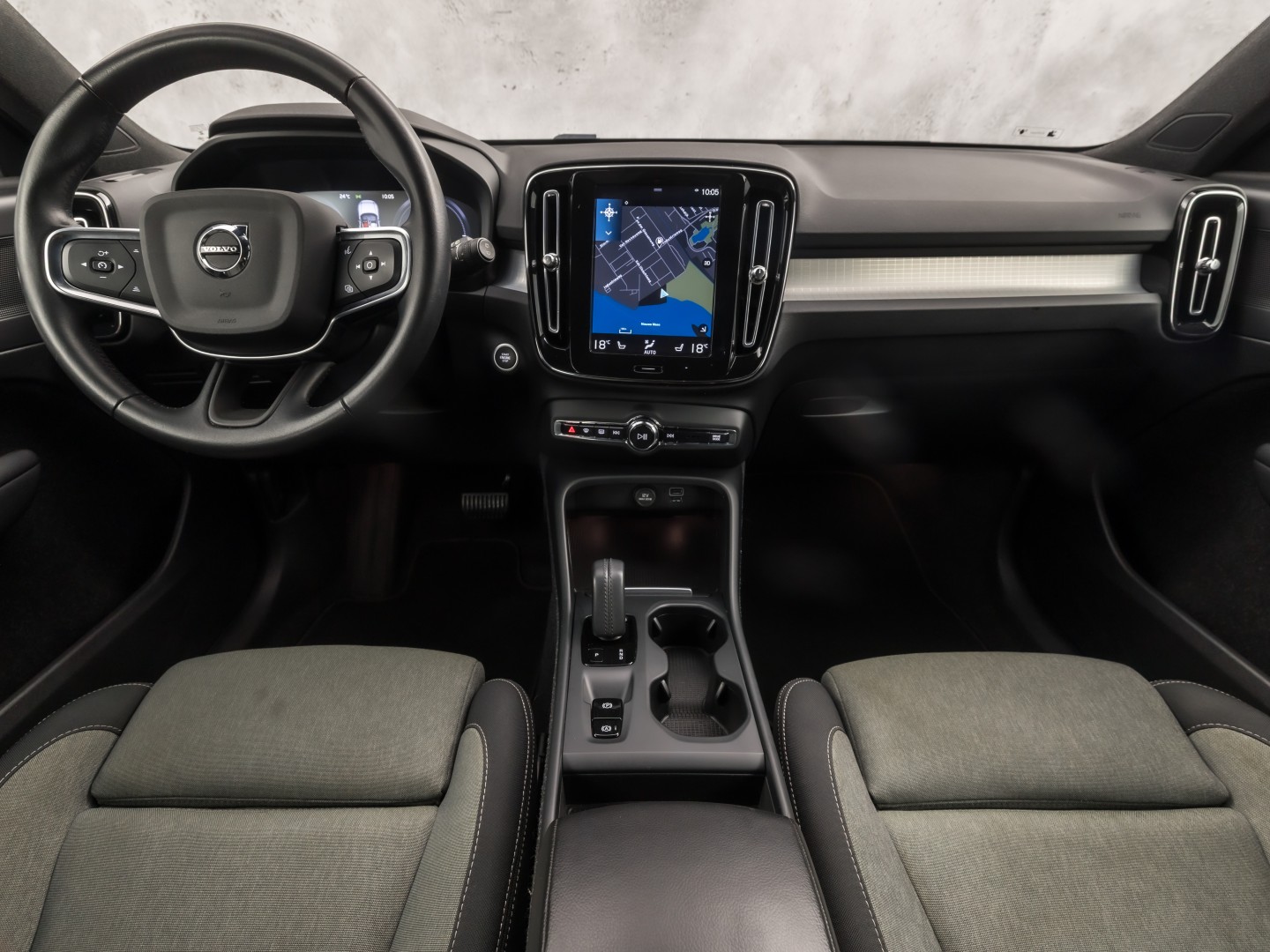 Volvo XC40 1.5 T4 Recharge Inscription 211Pk Automaat (APPLE CARPLAY, STUUR/STOELVERWARMING, MEMORY SEATS, CAMERA, STOELVERWARMING ACHTER, KEYLESS, GETINT GLAS, ELEK ACHTERKLEP, ZWART HEMEL, NIEUWSTAAT)