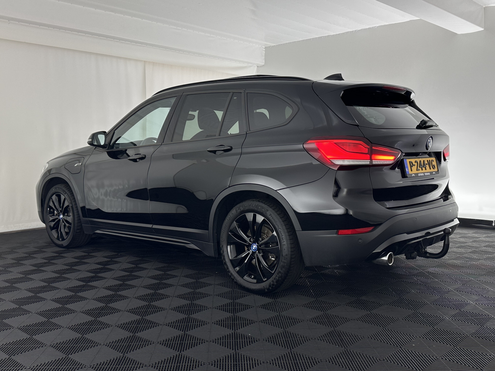 BMW X1 xDrive25e Sportline Business Edition Plus (Plug-In) (INCL-BTW) Aut. *PANO | LEATHER | FULL-LED | HEATED-SPORTSEATS | HIFI-SYSTEM | CAMERA | PRIVACYGLASS | NAVI-FULLMAP | ECC | HEAD-UP | PDC | KEYLESS | DAB | CRUISE | TOWBAR | AMBIENTLIGHT | 18