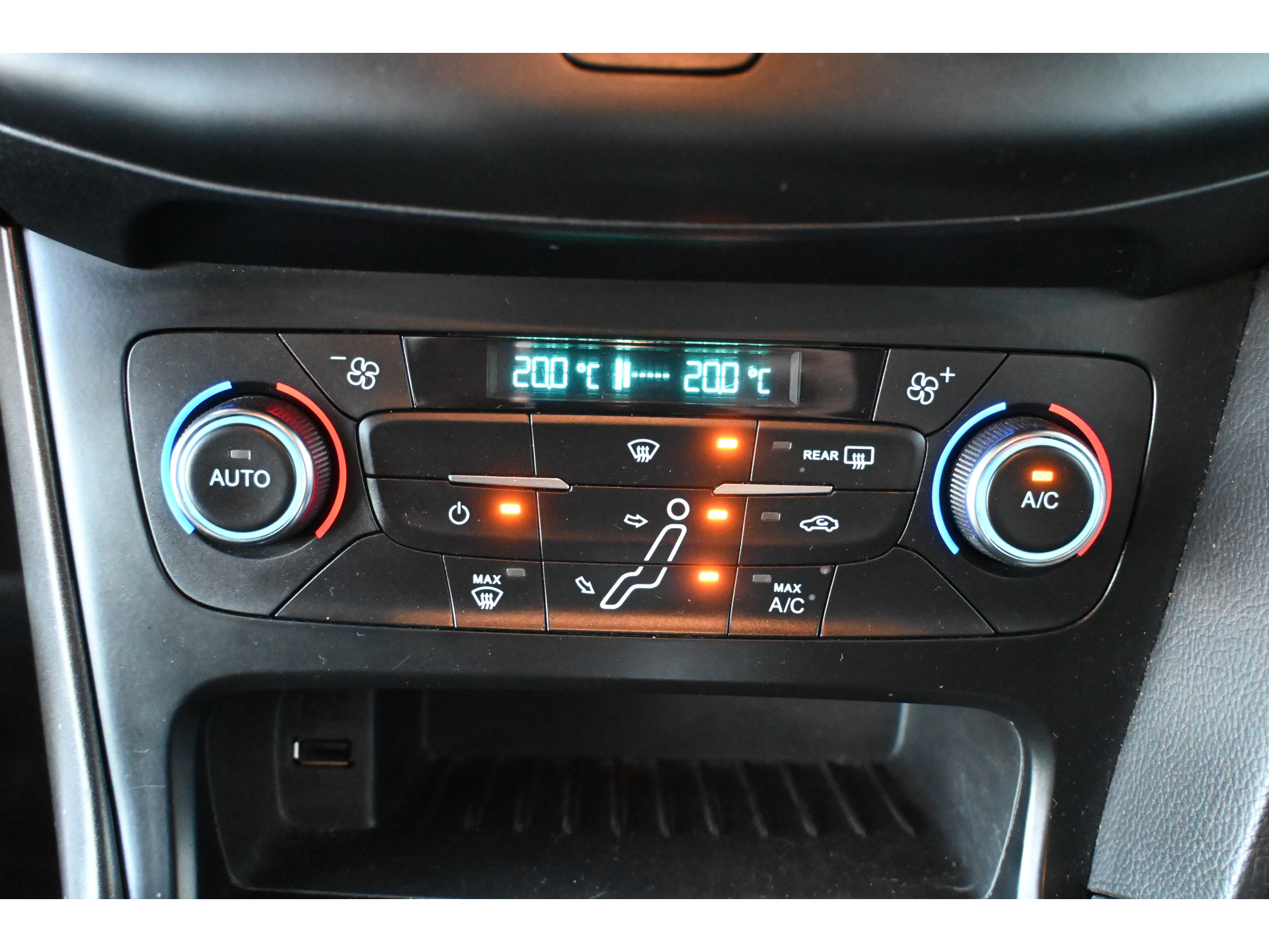 Ford Focus Wagon 1.5 ST-Line Clima Navigatie Cruise Control Trekhaak Rijklaarprijs Inruil Mogelijk!