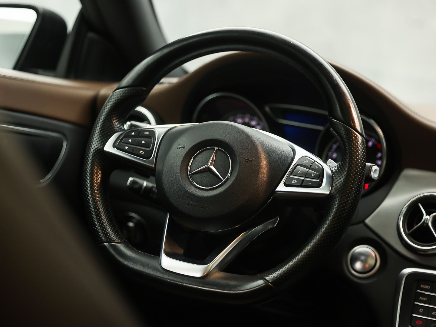 Mercedes-Benz CLA-Klasse 180 AMG Sport Automaat (PANORAMADAK, GROOT NAVI, BRUIN LEDER, CAMERA, STOELVERWARMING, SPORTSTOELEN, GETINT GLAS, DIAMOND GRILL, NIEUWE APK, NIEUWSTAAT)
