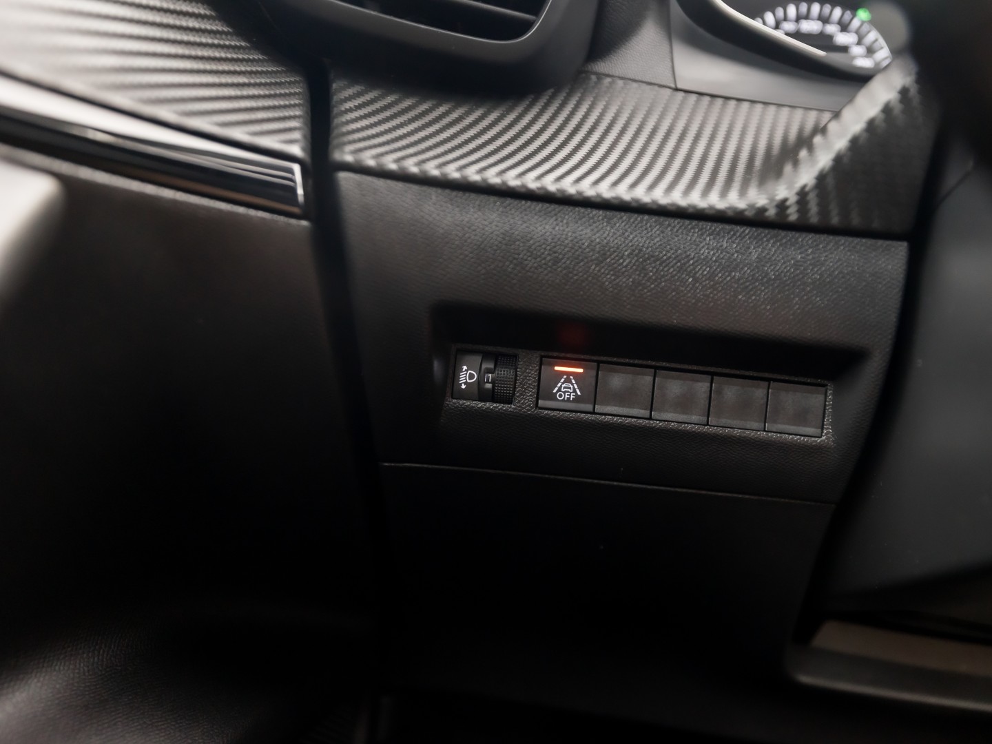 Peugeot 2008 1.2 PureTech Sport 131Pk Automaat (APPLE CARPLAY, GROOT NAVI, LM VELGEN, SPORTSTOELEN, PARKEERSENSOREN, LANE ASSIST, NIEUWSTAAT)