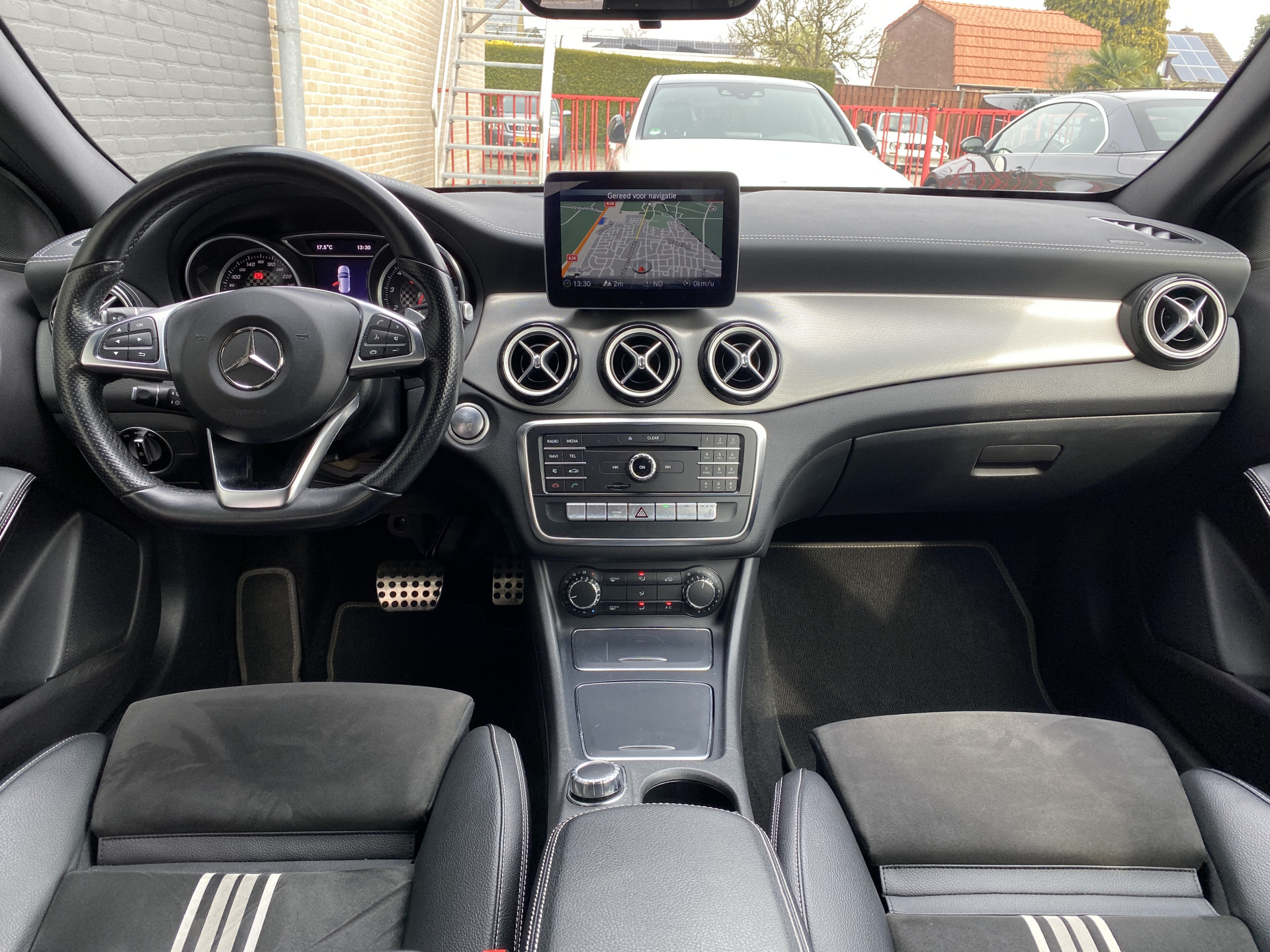 Mercedes-Benz A-klasse 180 Business Solution AMG Edition AUT. | leder/alcantara | 18 inch AMG velgen | navigatie | sportstoelen | sfeerverl.
