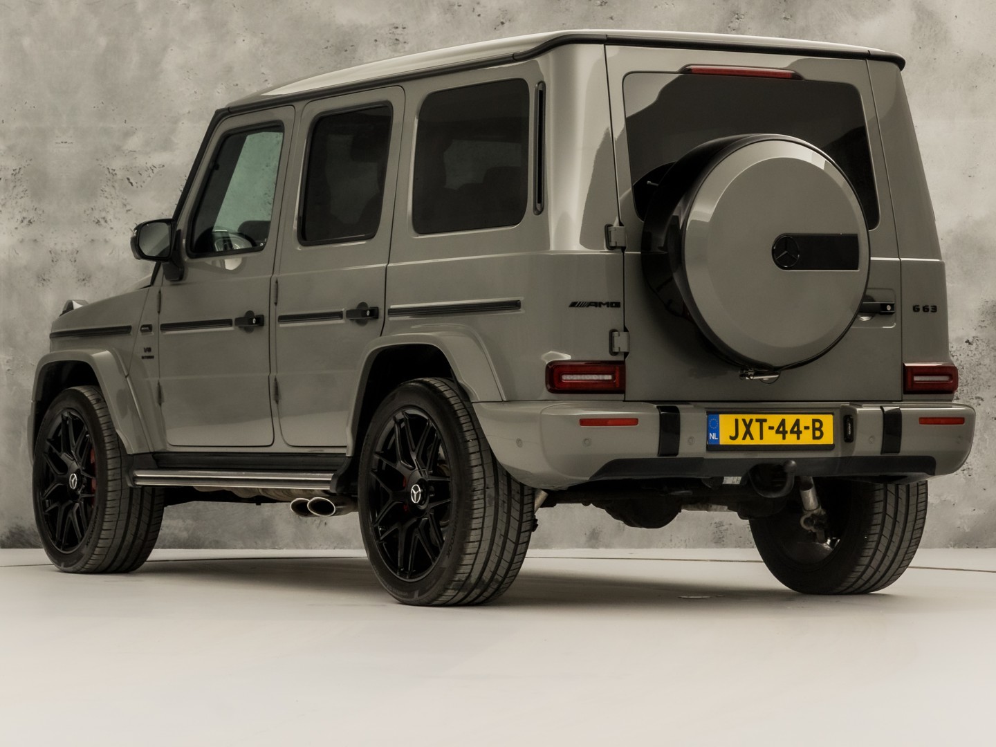 Mercedes-Benz G-Klasse 63 AMG 585Pk (SCHUIFDAK, CARBON PACK, ALCANTARA HEMEL, APPLE CARPLAY, BURMESTER, MASSAGE, STOELKOELING/VERWARMING, ADAPTIVE CRUISE, 360 CAMERA, SFEERVERLICHTING, TREKHAAK, NIEUWSTAAT)