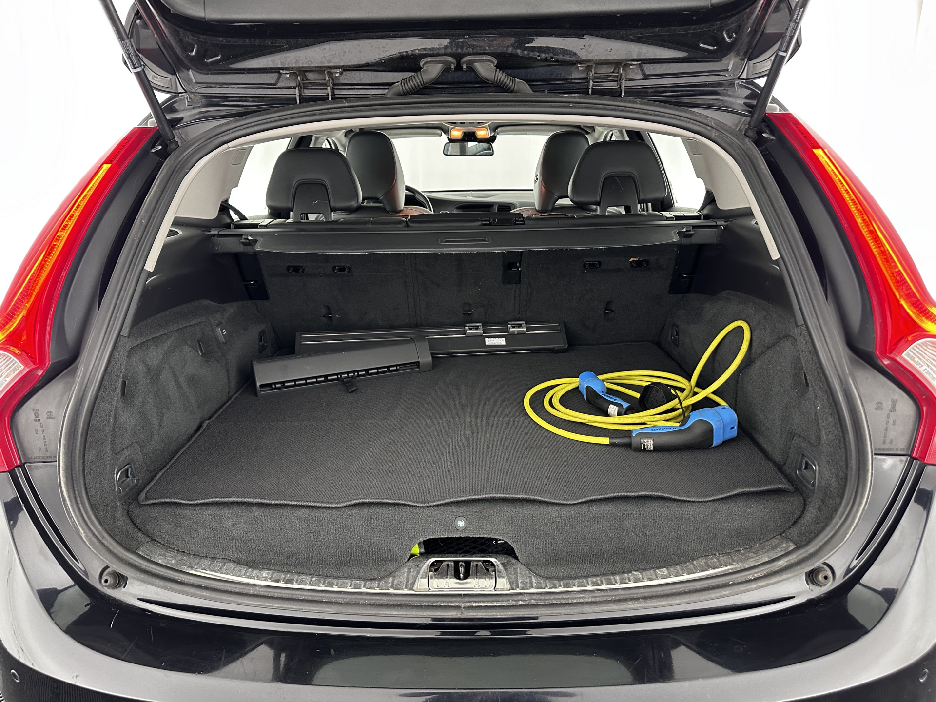 Volvo V60 2.4 D6 AWD Hybrid Summum ( Plug-In) Aut. *PANO | BI-XENON | LEATHER | PREMIUM-SOUND-AUDIO | NAVI-FULLMAP | MEMORY-PACK | ADAPTIVE-CRUISE | CAMERA | HEATED-SPORTSEATS | TOWBAR | BLINDSPOT | 18"ALU*