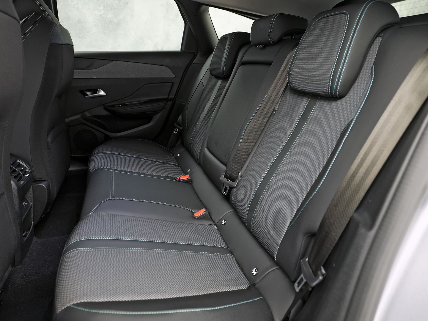 Peugeot 308 SW 1.6 Plug-in Hybrid 180 Allure 180Pk Automaat (APPLE CARPLAY, GROOT NAVI, 360 CAMERA, LEDER, SPORTSTOELEN, GETINT GLAS, ADAPTIVE CRUISE, KEYLESS, NIEUWSTAAT)