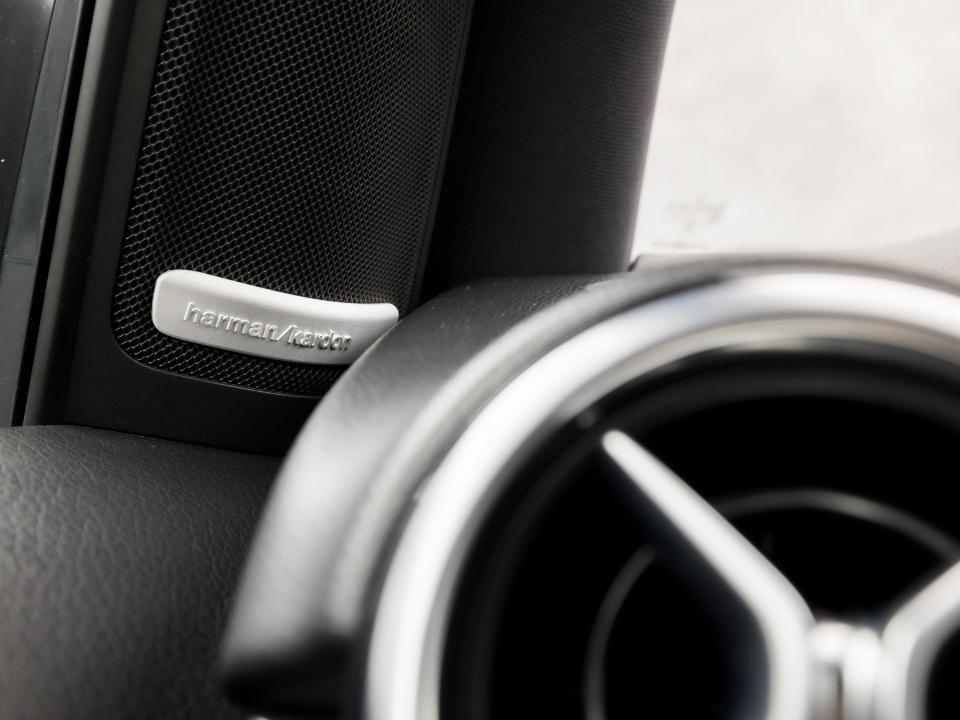 Mercedes-Benz B-Klasse 200 AMG Sport 157Pk (GROOT NAVI, CLIMATE, CAMERA, HARMAN/KARDON, STOELVERWARMING, LEDEREN SPORTSTOELEN, HARMAN/KARDON, XENON, ZWART HEMEL, NIEUWSTAAT)