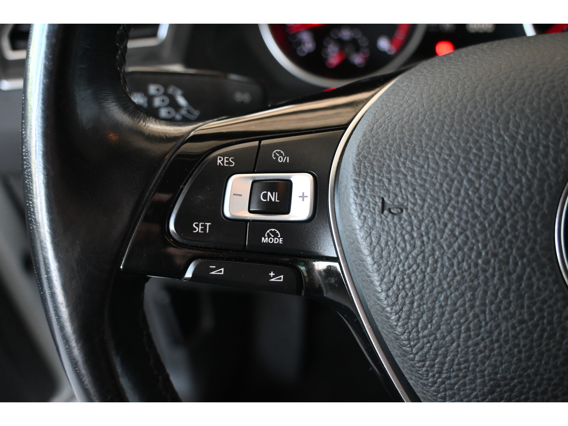 Volkswagen Tiguan 1.4 TSI Highline R-Line Clima Navigatie Carplay 1e Eigenaar Trekhaak Rijklaarprijs! Inruil Mogelijk!