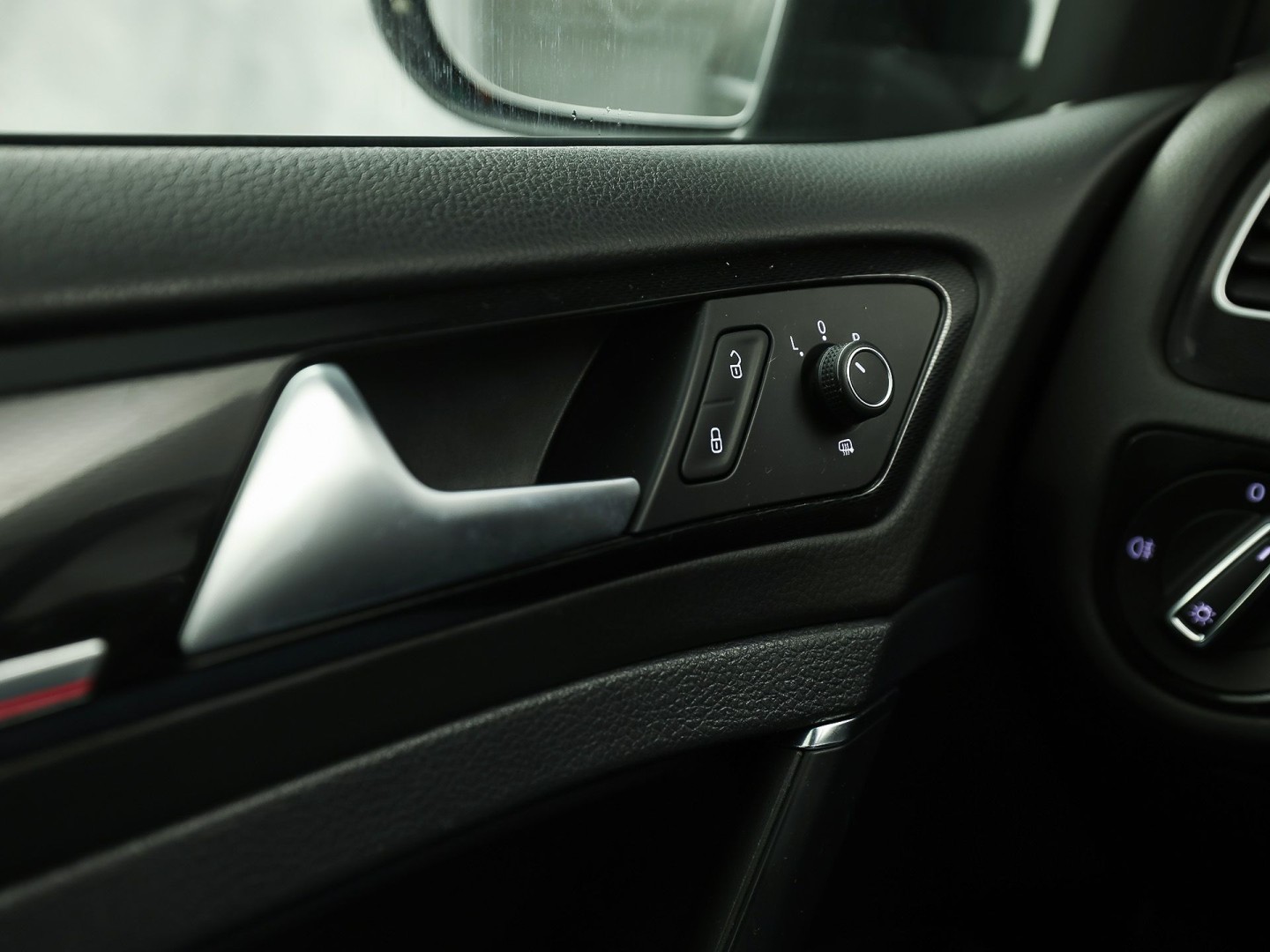 Volkswagen Golf 2.0 TSI GTI 220Pk Automaat (NAVIGATIE, CLIMATE, LEDER, STOELVERWARMING, SPORTSTOELEN, GETINT GLAS, XENON, NIEUWSTAAT)
