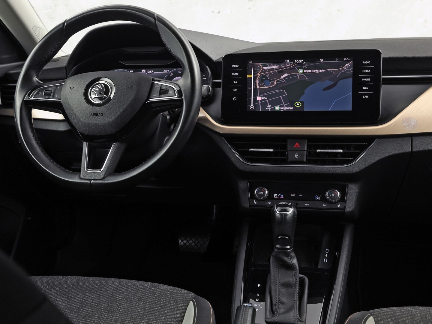 Škoda Scala 1.0 TSI Sport Automaat (VIRTUAL COCKPIT, APPLE CARPLAY, GROOT NAVI, CLIMATE, STOELVERWARMING, SPORTSTOELEN, PARKEERSENSOREN, LED KOPLAMPEN, NIEUWSTAAT)