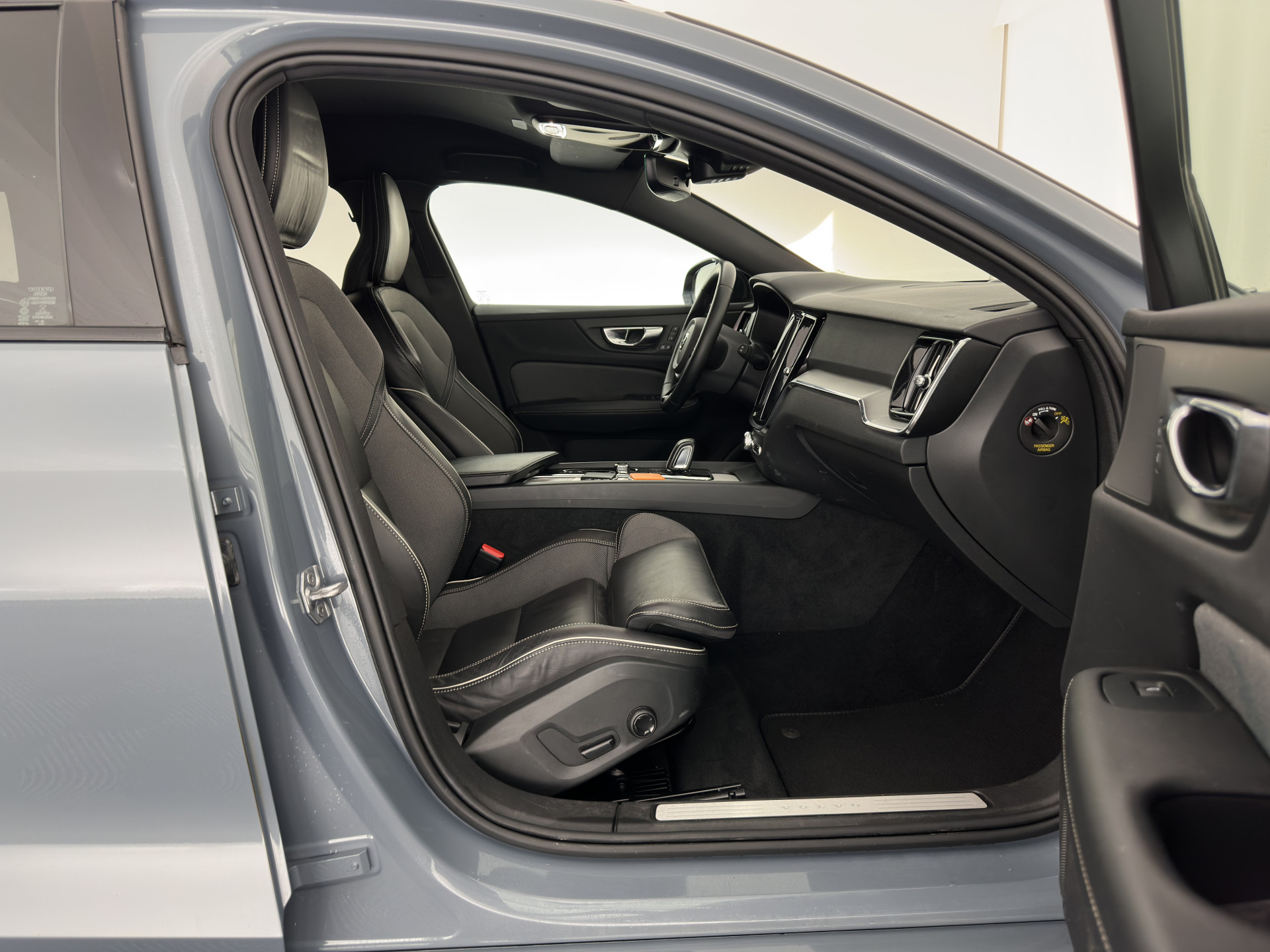 Volvo V60 2.0 B3 R-Design (INCL-BTW) *LEATHER-FABRIC | DIGI-COCKPIT | FULL-LED | MEMORY-PACK | HEATED-SPORTSEATS | LANE-ASSIST | NAVI-FULLMAP | CAMERA | DAB+ | PRIVACY-GLASS | ECC | PDC | TOWBAR | 19''ALU*