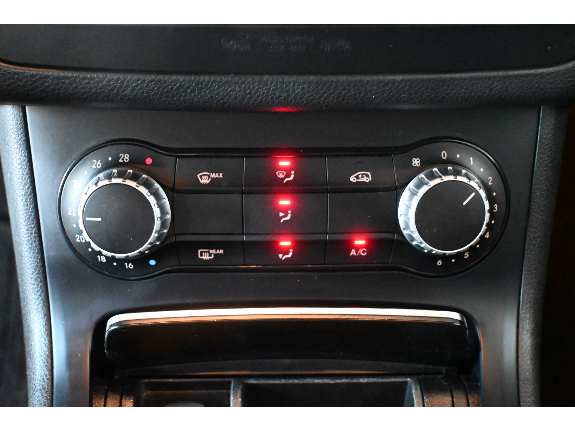 Mercedes-Benz B-klasse 180 Ambition Automaat Clima Navigatie LED Rijklaarprijs! Inruil Mogelijk!