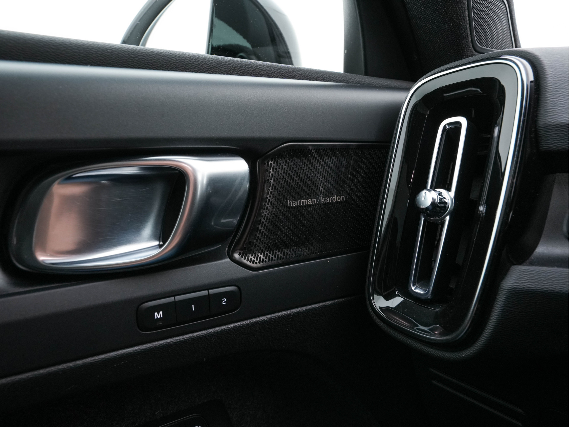 Volvo C40 Recharge Twin Intro Edition 78 kWh AWD [ 3-Fase ] {SOH-87%} (INCL-BTW) Aut. *HEATPUMP | PANO | LEATHER-ALCANTARA | DIGI-COCKPIT | FULL-LED | HARMAN/KARDON | TOPVIEW | NAVI-FULLMAP | ECC | PDC | KEYLESS | HEATED-SPORTSEATS | TOWBAR | PRIVACY-GLAS