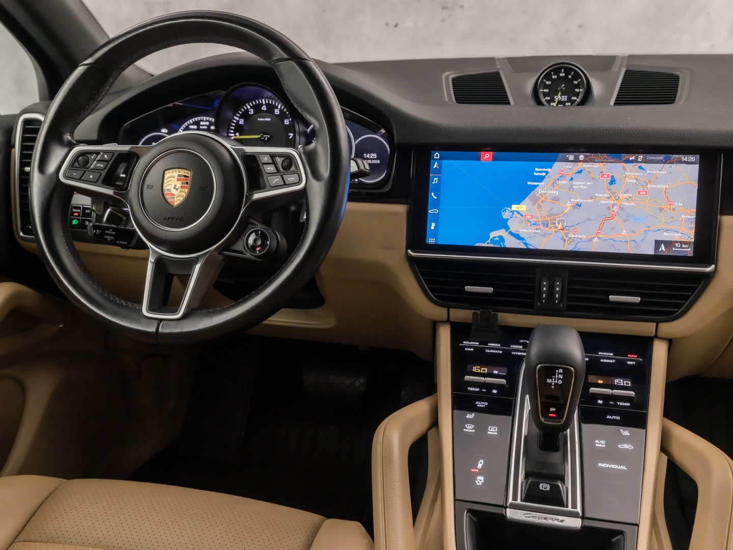 Porsche Cayenne 3.0 E-Hybrid Sport 463Pk (SPORTCHRONO PAKKET, LUCHTVERING, SOH 95%, BLACK PACK, APPLE CARPLAY, MEMORY SEATS, STOELVERWARMING, GETINT GLAS, CAMERA, NIEUWSTAAT)