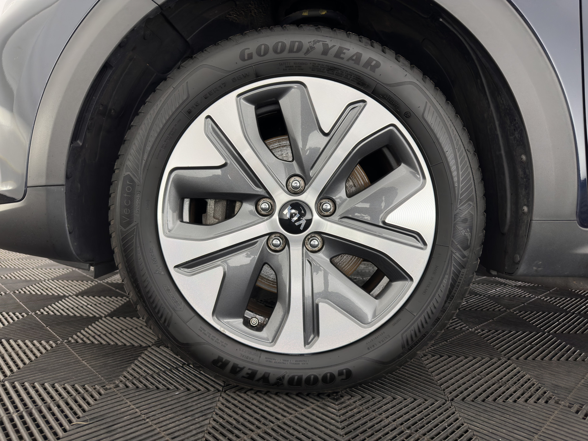 Kia e-Niro ExecutiveLine 64 kWh [ 3-Fase ] {SOH-100%} (INCL-BTW)  Aut.*HEATPUMP | LEATHER | FULL-LED | NAVI-FULLMAP | ADAPTIVE-CRUISE | CAMERA | MEMORY-PACK | LANE-ASSIST | KEYLESS | DIGI-COCKPIT | PRIVACY-GLASS | 17"ALU*