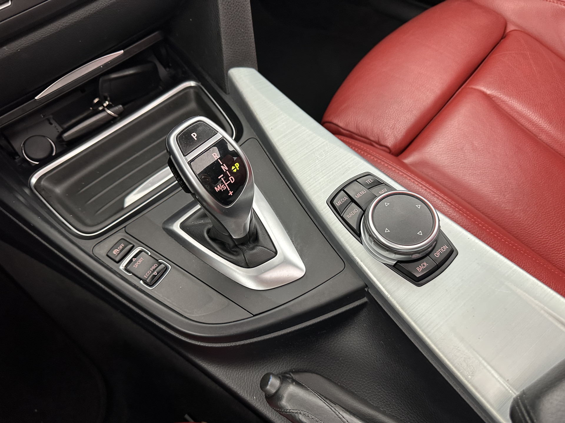 BMW 3-serie 328i High Executive M-Sport-Pack Aut *PANO | LEATHER | BI-XENON | HEATED-SPORTSEATS | SHIFT-PADDLES | HIFI-SOUND | MEMORY-PACK | KEYLESS | NAVI-FULLMAP | ECC | PRIVACY-GLASS | PDC | CRUISE | 19''ALU*