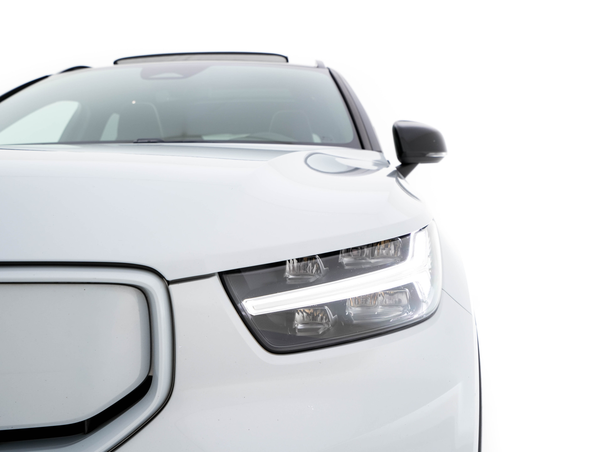 Volvo XC40 Recharge P8 AWD R-Design [ 3-Fase-11kW ] {SOH-89%} (INCL-BTW) *PANO | LEATHER-MICROFIBRE | DIGI-COCKPIT | FULL-LED | NAVI-FULLMAP | ECC | CARPLAY | PDC | KEYLESS | HEATED-SPORTSEATS | BLIS | PRIVACY-GLASS | 20"ALU*