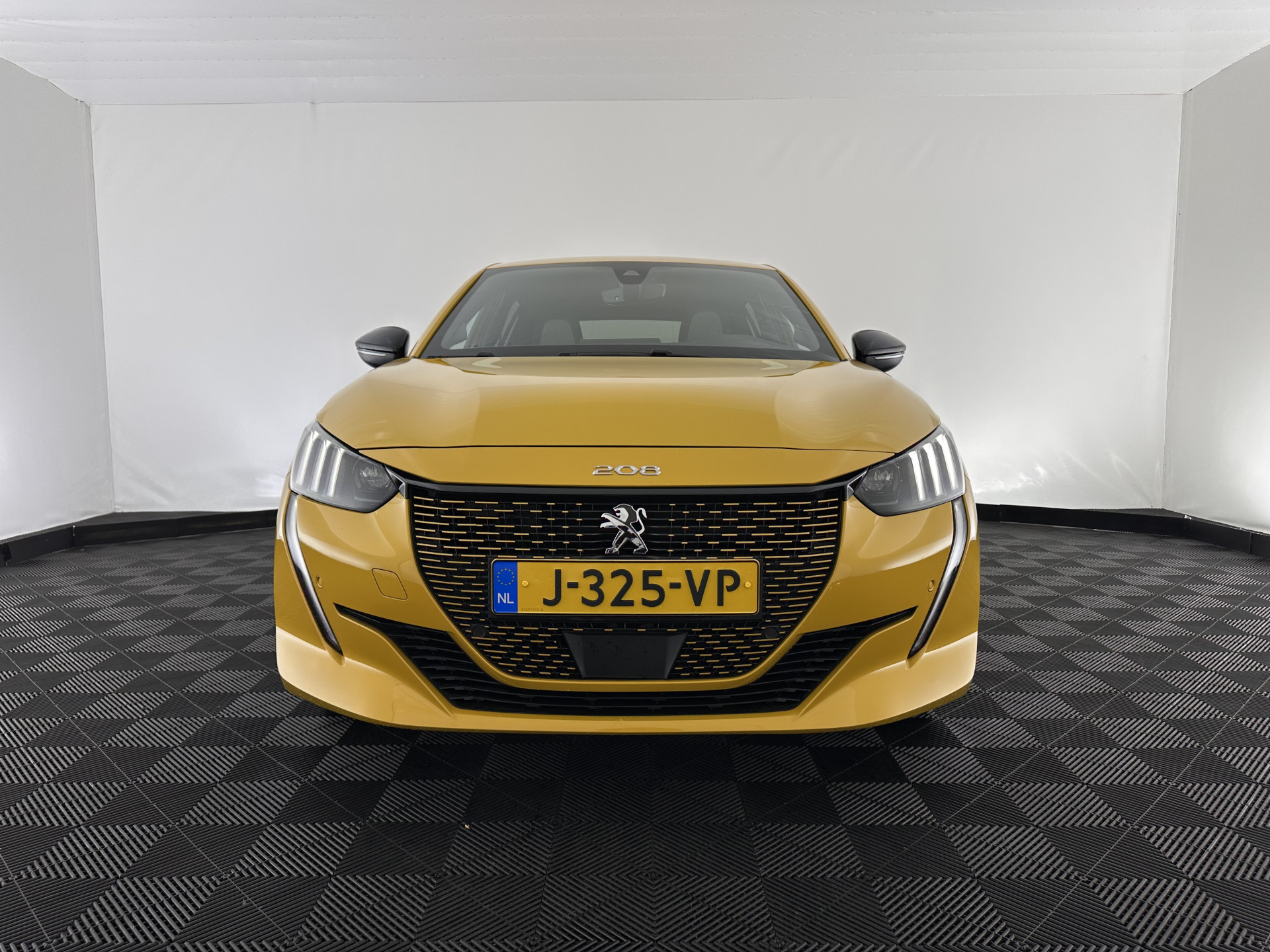 Peugeot e-208 EV GT 350 50 kWh [ 3-Fase ] {SOH-88%} (INCL-BTW) *HEATPUMP | LEATHER-ALCANTARA | FULL-LED | DIGI-COCKPIT | BLINDSPOT | CAMERA | AMBIENT-LIGHT | NAVI-FULLMAP | LANE-ASSIST | KEYLESS | DAB | PRIVACY-GLASS | HEATED-SPORTSEATS | ...