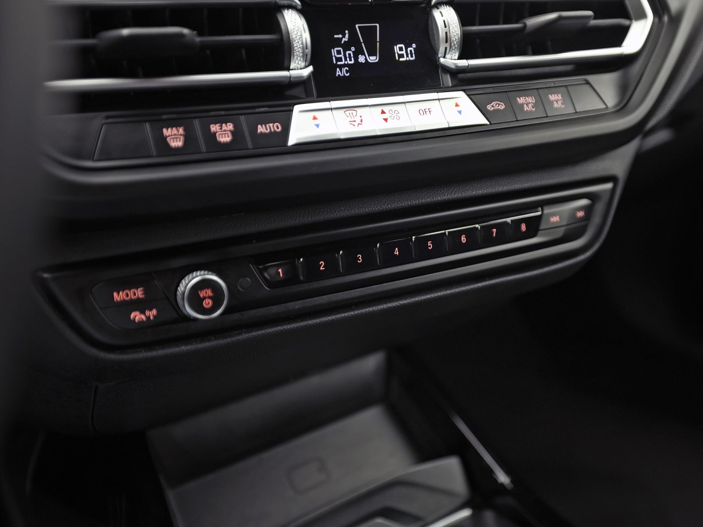 BMW 1 Serie 118i M Sport Automaat (APPLE CARPLAY, M PAKKET, GROOT NAVI, LEDER, SPORTSTOELEN, SFEERVERLICHTING, GETINT GLAS, NIEUWSTAAT)
