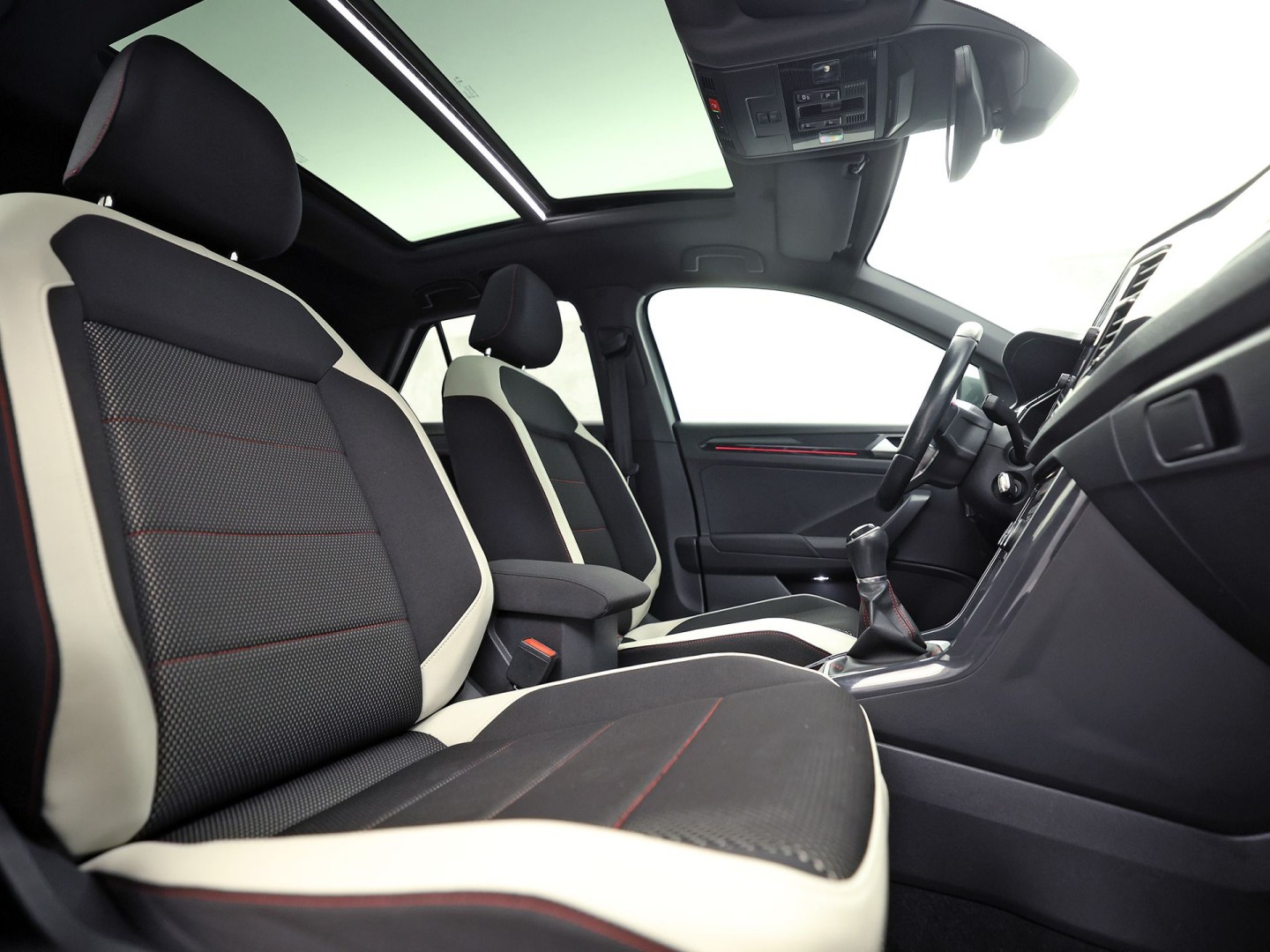 Volkswagen T-Roc 1.5 TSI Sport (NAP, APPLE CARPLAY, VIRTUAL DASHBOARD, PANORAMADAK, SPORTSTOELEN, CLIMATE,  NIEUWE APK, NIEUWSTAAT)