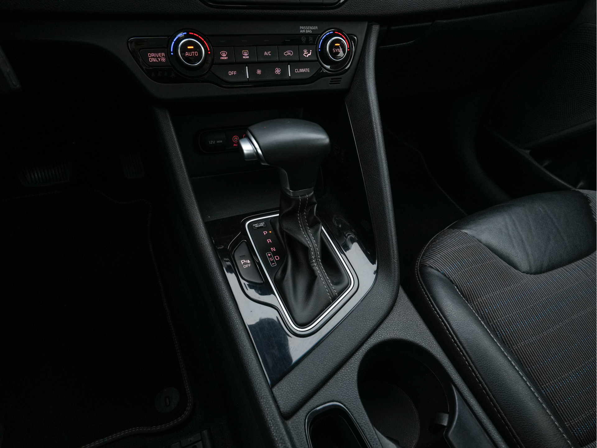 Kia Niro 1.6 GDi Hybrid ExecutiveLine Eco-Hybrid (INCL-BTW) Aut. *LEATHER-FABRIC | NAVI-FULLMAP | KEYLESS | CAMERA | COMFORTSEATS | DIGI-COCKPIT | LANE-ASSIST | ECC | CARPLAY | PDC | TOWBAR | 16''ALU*