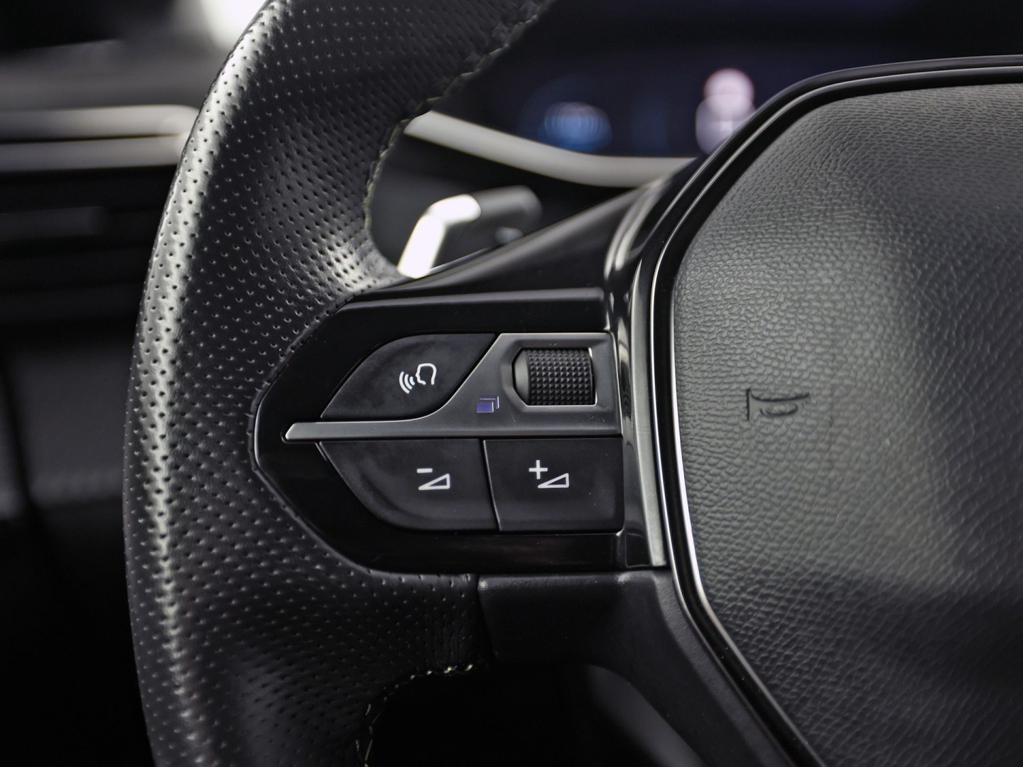 Peugeot 208 1.2 PureTech GT-Line Automaat (VIRTUAL COCKPIT, APPLE CARPLAY, GROOT NAVI, LEDER, 360 CAMERA, SPORTSTOELEN, GETINT GLAS, LM VELGEN, LANE ASSIST, NIEUWSTAAT)