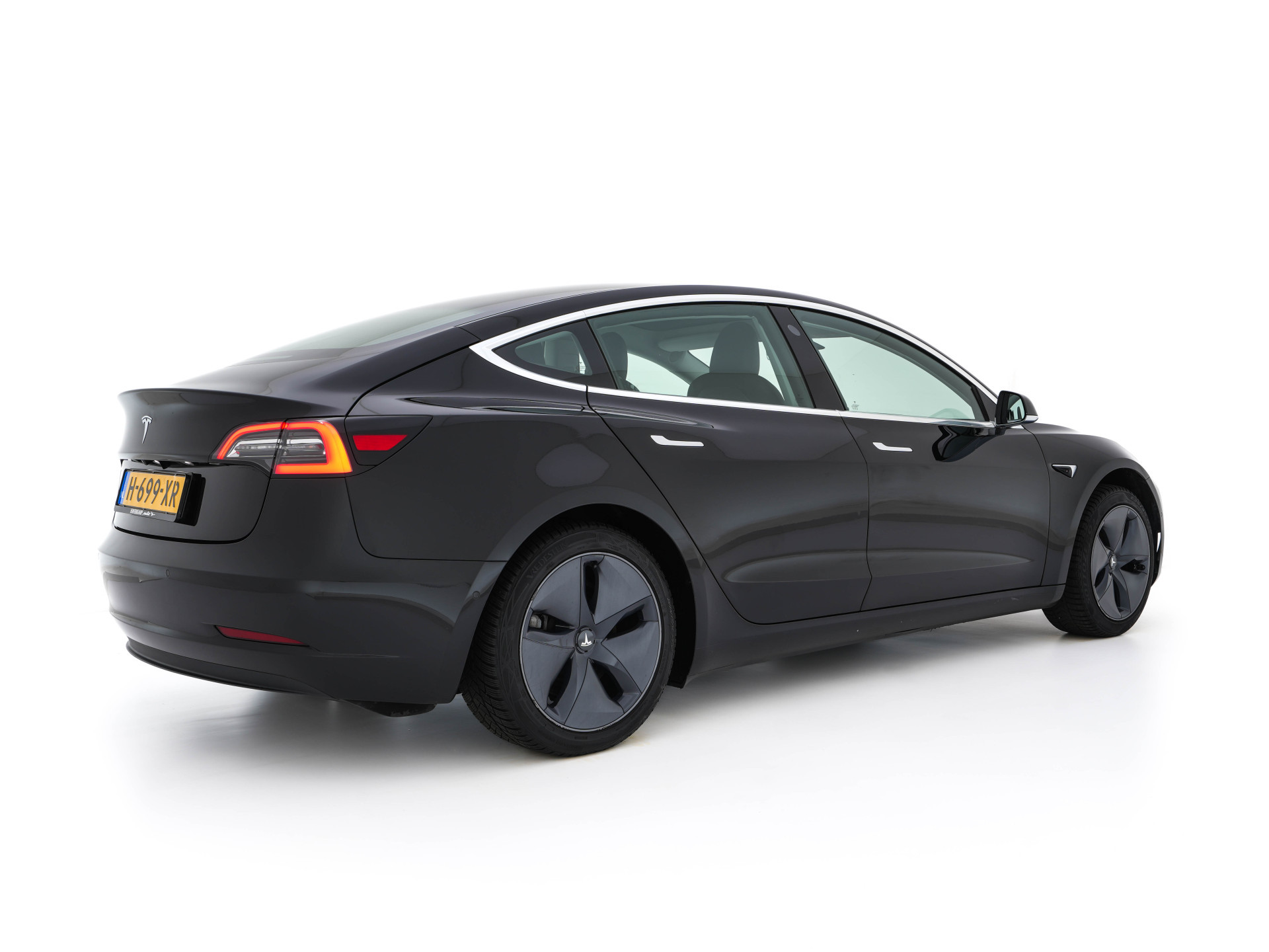 Tesla Model 3 Standard RWD Plus 60 kWh [ 3-Fase ] {SOH-84%} (INCL-BTW) Aut. *PANO | AUTO-PILOT | LEATHER | KEYLESS | FULL-LED | MEMORY-PACK | SURROUND-VIEW | DAB | CARPLAY | DIGI-COCKPIT | LANE-ASSIST | COMFORT-SEATS | 18"ALU*
