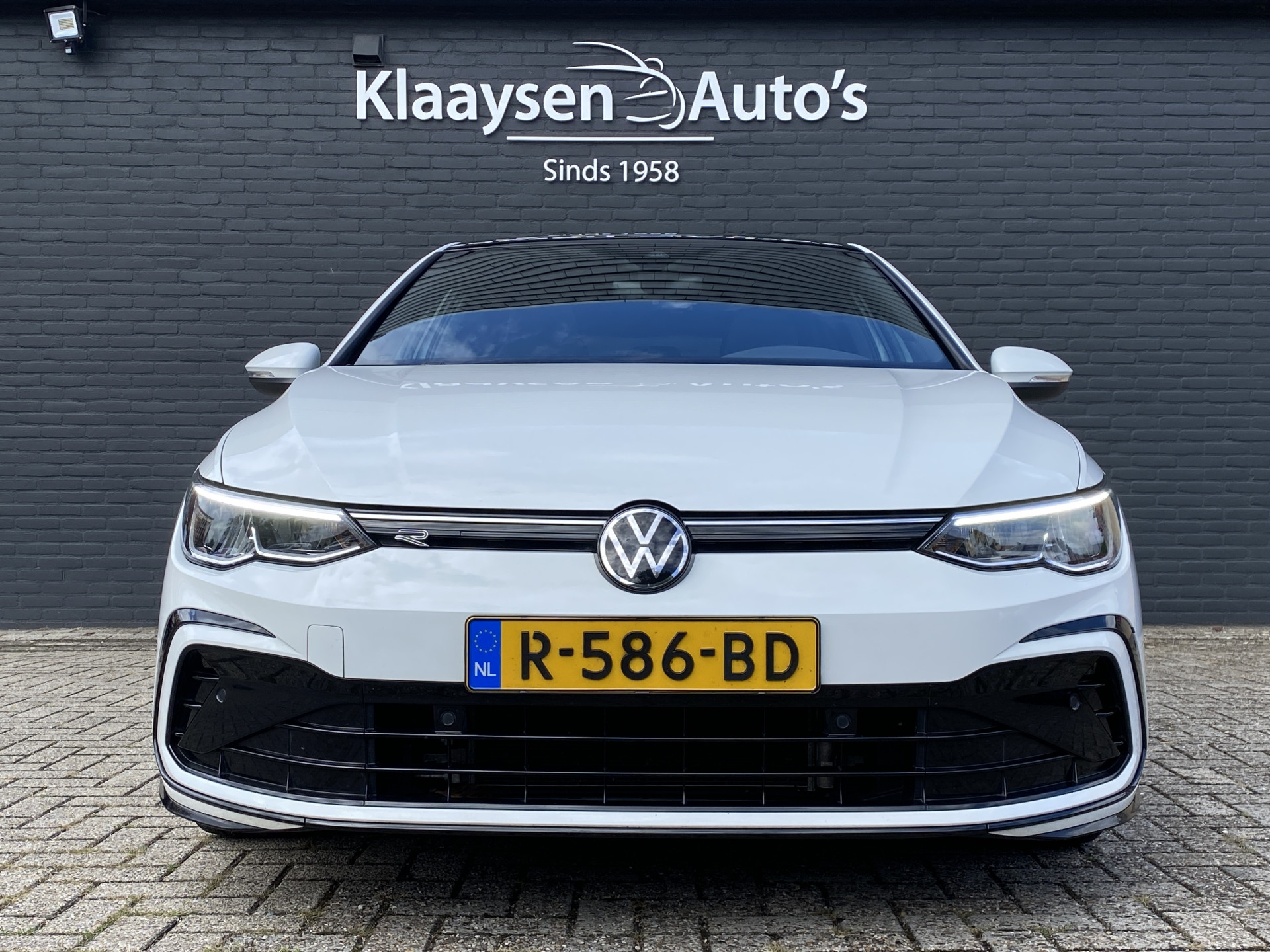 Volkswagen Golf 1.5 eTSI R-Line AUT. | dealer onderh. | panoramadak | stoel-/stuurverw. | keyless | trekhaak | carplay
