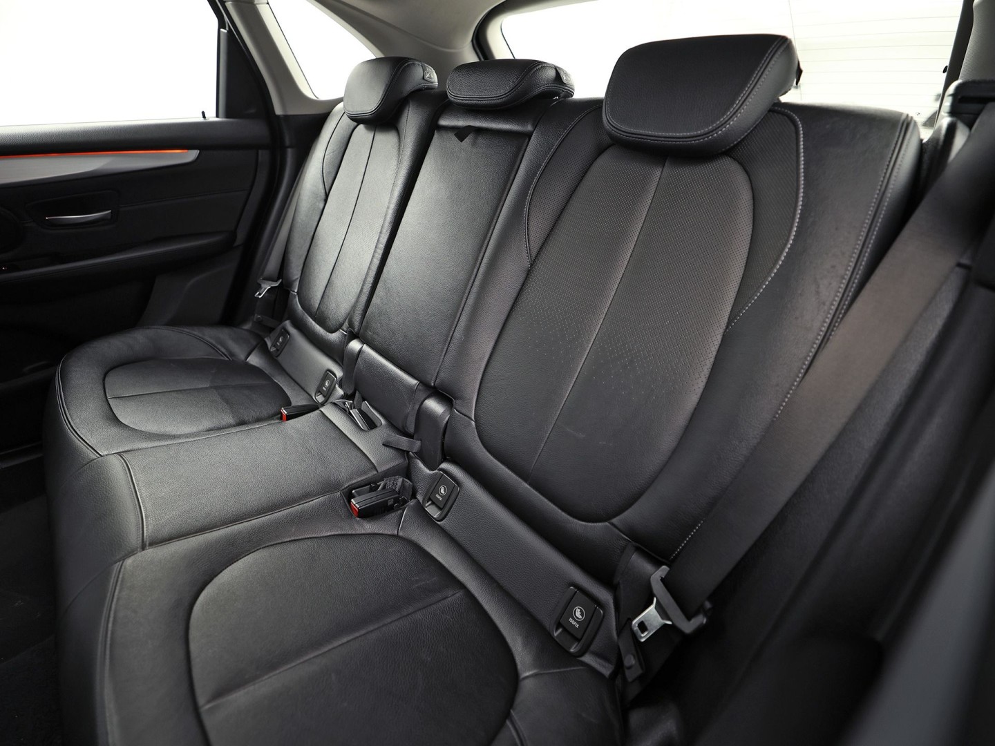 BMW 2 Serie 225xe Sport High Executive xDrive 225Pk Automaat (GROOT NAVI, SOH 89,7%, HEAD-UP DISPLAY, LEDER, STOELVERWARMING, SPORTSTOELEN, PARKEERSENSOREN, NIEUWE APK, NIEUWSTAAT)