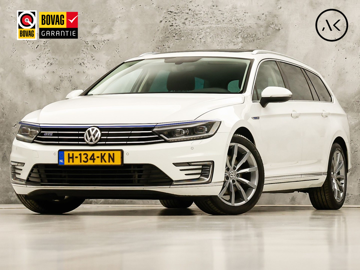 Volkswagen Passat Variant 1.4 TSI GTE HighLine Sport Automaat (PANORAMADAK, APPLE CARPLAY, SOH 77,9%, GROOT NAVI, CAMERA, TREKHAAK, KEYLESS, SPORTSTOELEN, STOELVERWARMING, GETINT GLAS, NIEUWSTAAT)