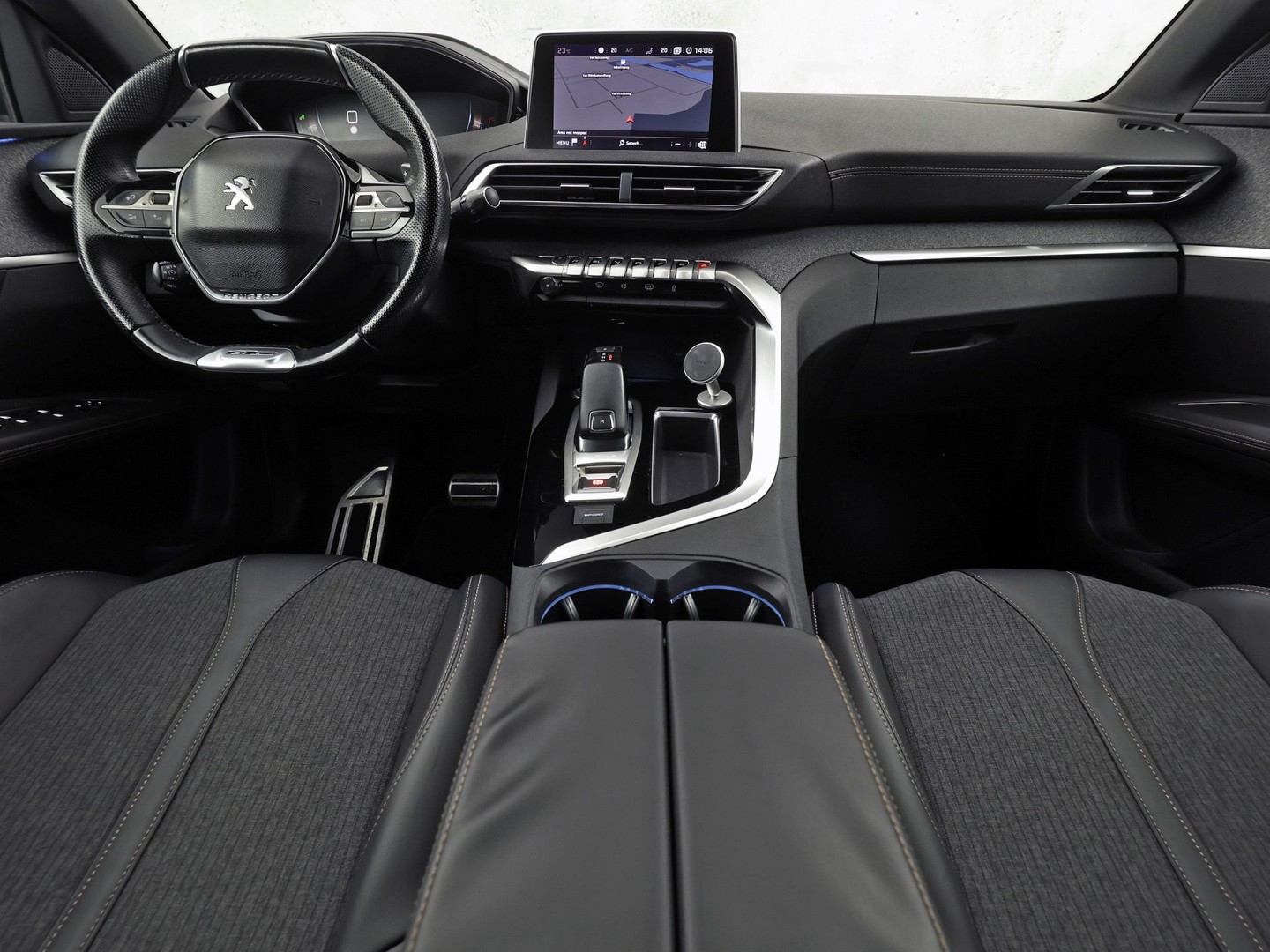 Peugeot 3008 1.6 e-THP GT Line 165Pk Automaat (APPLE CARPLAY, PARELMOER, GROOT NAVI, GETINT GLAS, KEYLESS, SPORTSTOELEN, PARKEERSENSOREN, ZWART HEMEL, NIEUWSTAAT)