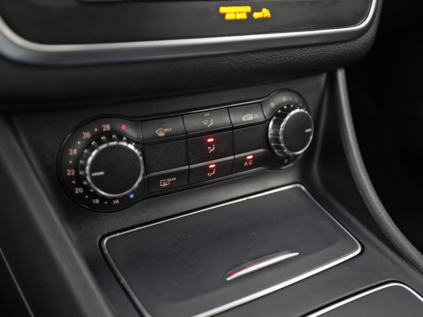 Mercedes-Benz CLA-Klasse 200 AMG Sport 156Pk Automaat (PANORAMADAK, GROOT NAVI, LEDER, STOELVERWARMING, SPORTSTOELEN, PARKEERSENSOREN, CRUISE, NIEUWSTAAT)