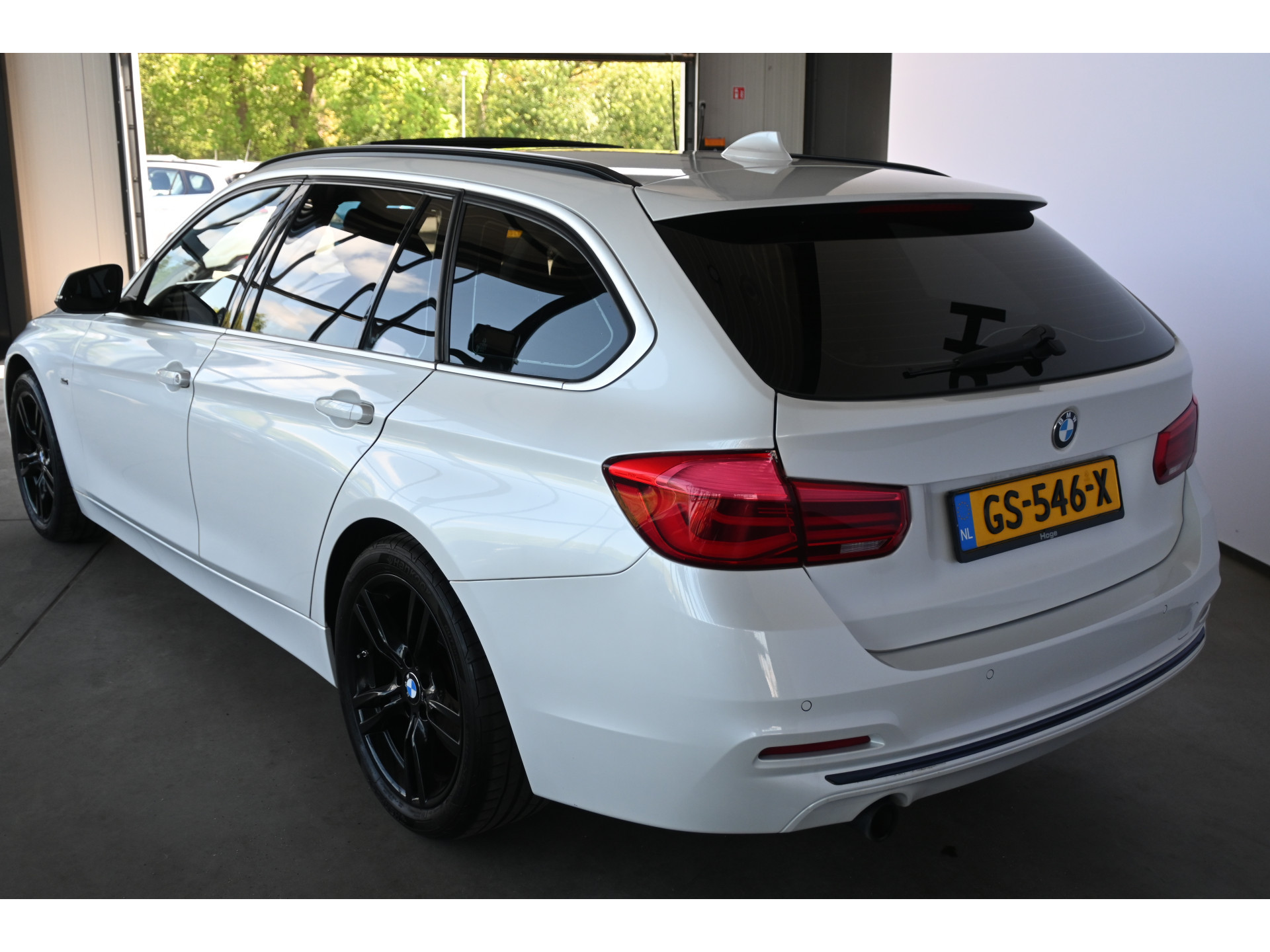 BMW 3-serie Touring 318i Luxury Clima Navigatie LED Panoramadak 18'Inch Goed Onderhouden! Inruil Mogelijk!