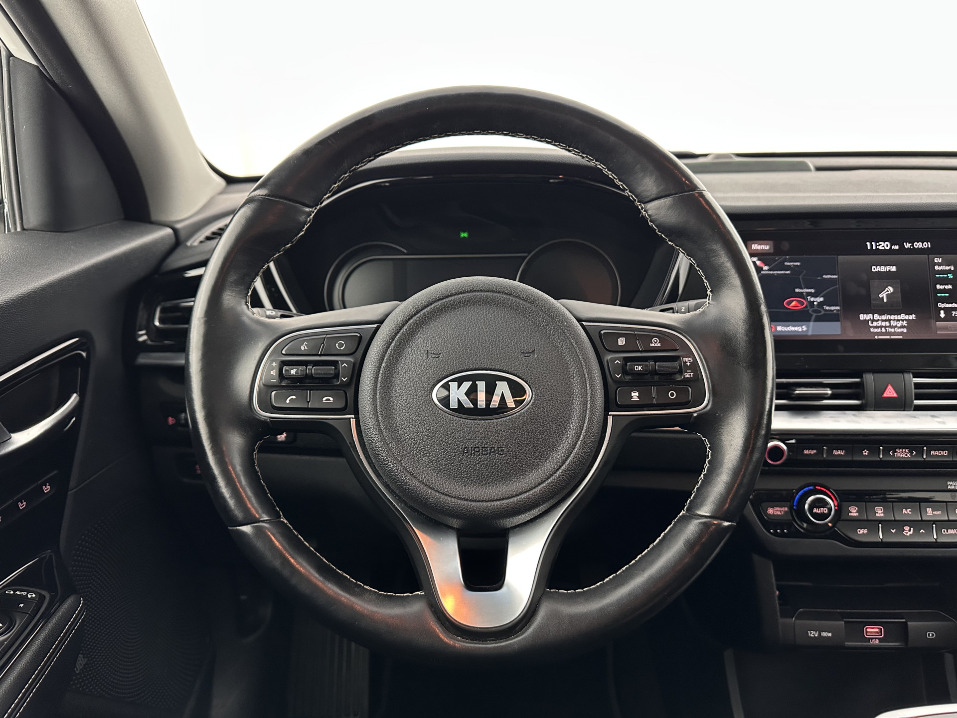 Kia e-Niro ExecutiveLine 64 kWh [ 3-Fase ] {SOH-100%} (INCL-BTW)  Aut.*HEATPUMP | LEATHER | FULL-LED | NAVI-FULLMAP | ADAPTIVE-CRUISE | CAMERA | MEMORY-PACK | LANE-ASSIST | KEYLESS | DIGI-COCKPIT | PRIVACYGLASS | SHIFTPADDLES | 17"ALU*