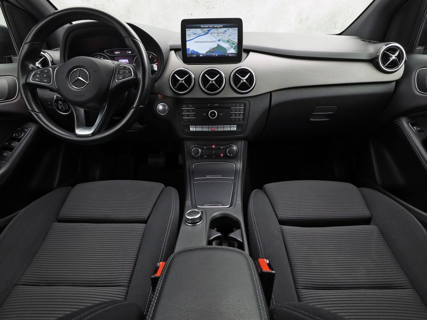 Mercedes-Benz B-klasse 180 Sport Automaat (GROOT NAVI, CAMERA, STOELVERWARMING, ZWART HEMEL, SPORTSTOELEN, CRUISE, KEYLESS START, NIEUWSTAAT)
