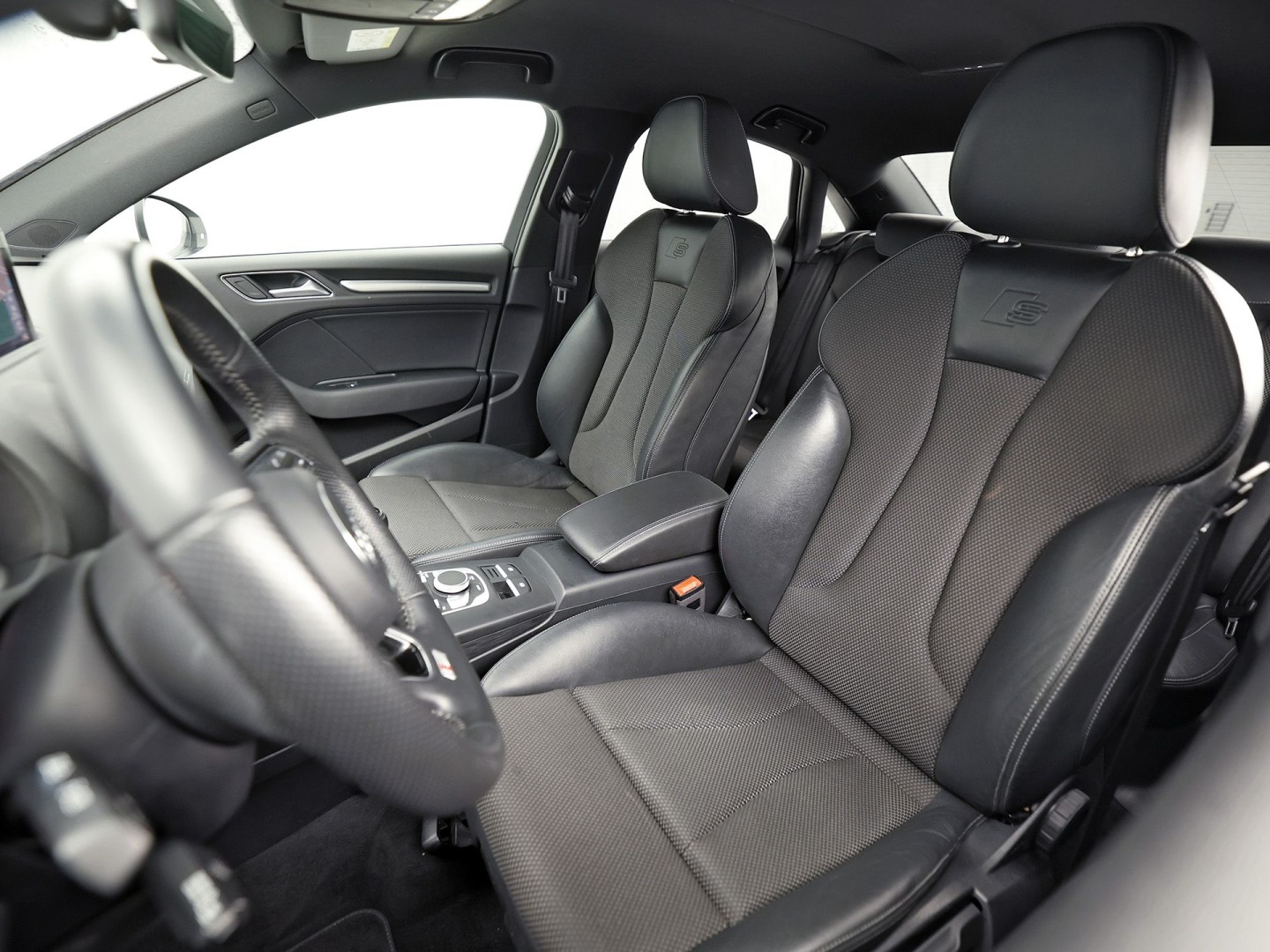 Audi A3 Limousine 1.0 TFSI S-Line Sport (2X S-LINE, GROOT NAVI, CLIMATE, DYNAMISCHE KNIPPERLICHTEN, SPORTSTOELEN, LEDER, GETINT GLAS, NIEUWE APK, NIEUWSTAAT)